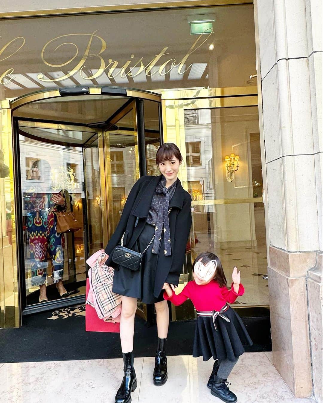 小林真由のインスタグラム：「回転ドアを見つける度興奮する娘👧🏻 ⁡ どこも子供たちに優しくて本当〜〜に有り難かった🇫🇷💭 ハプニングも特になかったことに逆にびっくり🐻 ⁡ ⁡ #ファッション #コーデ #ママコーデ #女の子ママ #男の子ママ #ママライフ #コーディネート #３歳 #２歳 #ベビー #二人育児 #旅行 #フランス旅行 #子連れ旅行 #アート #フランス #パリ #ランチ #lunch #paris #lebristolparis」