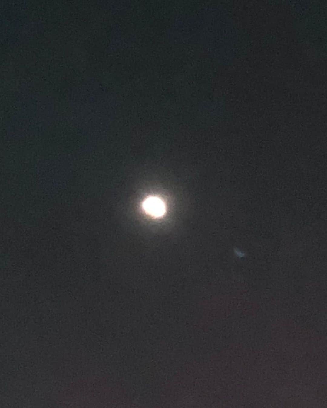 栗原類さんのインスタグラム写真 - (栗原類Instagram)「昨日の皆既日食を見れました。こういう時用のカメラが欲しいかも。。 肉眼でも見れて綺麗でした。 #皆既日食　#eclipse」11月9日 17時02分 - louis_kurihara