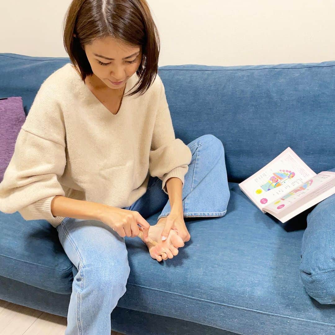 坂元美香さんのインスタグラム写真 - (坂元美香Instagram)「皆さま 今日もお疲れ様です！ そして今日もお疲れの皆さま、  『足相診断』てご存知ですか？  先日、ヘルスケア情報メディア Fyttte @fytte_jp の取材撮影で 鈴木きよみ先生 @anpiel_kiyomi の 足相診断を受けたのですが、 実はわたしもこの時に初めて知ったのです！  手相なら誰でも聞いたことあると思うのですが 足相というものがあるなんて！🦶  足の裏なんて普段他人に見せる機会もないし、 （ちょっと恥ずかしいですよね、 タコなんかもあったりと…） 手と違って自分でも毎日見ることもないし😅 （え、わたしだけ？） 見るだけで一体何がわかるんだろう？と思ったら なんと健康状態が的中！！😱当たる当たる…💦  どちらかというと左足は先天的なもので 右足は現在の健康状態がわかるんだとか。  どんな内容だったかは Fytteの記事になっているので ぜひ読んでいただければと思います😅 （ストーリーのハイライトにもあります）  その撮影以来、いただいた本を参考にしながら 指圧棒で足裏と向き合ってます。 まだまだ押すと痛いですが、 自分の健康としっかり向き合い 冷えない身体をつくる＝血流を良くするために、 いろんな対策を取るようになりました。 おかげで苦手な季節の変わり目でも体調を 崩すことなく元気に過ごせています！！  足相は体調や生活スタイルによって どんどん変化するそうで、 良き足裏になれるよう頑張ります😆  足相診断結構おもしろいので ぜひ多くの方に知ってほしいです！！ → @anpiel_kiyomi  @salon_anpiel   #足相診断 #ゾーンセラピー #足つぼ #足裏マッサージ #足の裏 #鈴木きよみ #足のひと #アンピール」11月9日 17時03分 - mika_saka