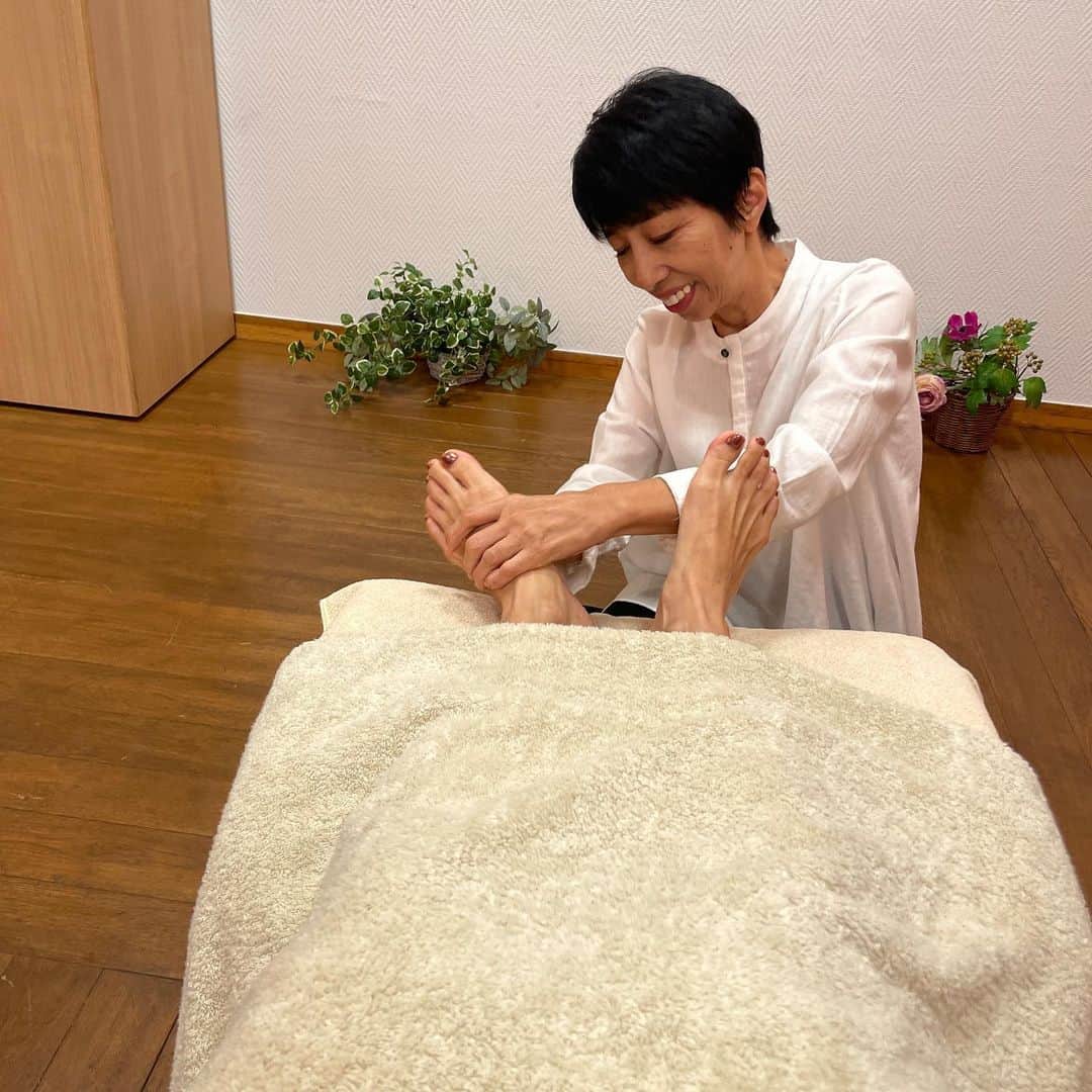 坂元美香さんのインスタグラム写真 - (坂元美香Instagram)「皆さま 今日もお疲れ様です！ そして今日もお疲れの皆さま、  『足相診断』てご存知ですか？  先日、ヘルスケア情報メディア Fyttte @fytte_jp の取材撮影で 鈴木きよみ先生 @anpiel_kiyomi の 足相診断を受けたのですが、 実はわたしもこの時に初めて知ったのです！  手相なら誰でも聞いたことあると思うのですが 足相というものがあるなんて！🦶  足の裏なんて普段他人に見せる機会もないし、 （ちょっと恥ずかしいですよね、 タコなんかもあったりと…） 手と違って自分でも毎日見ることもないし😅 （え、わたしだけ？） 見るだけで一体何がわかるんだろう？と思ったら なんと健康状態が的中！！😱当たる当たる…💦  どちらかというと左足は先天的なもので 右足は現在の健康状態がわかるんだとか。  どんな内容だったかは Fytteの記事になっているので ぜひ読んでいただければと思います😅 （ストーリーのハイライトにもあります）  その撮影以来、いただいた本を参考にしながら 指圧棒で足裏と向き合ってます。 まだまだ押すと痛いですが、 自分の健康としっかり向き合い 冷えない身体をつくる＝血流を良くするために、 いろんな対策を取るようになりました。 おかげで苦手な季節の変わり目でも体調を 崩すことなく元気に過ごせています！！  足相は体調や生活スタイルによって どんどん変化するそうで、 良き足裏になれるよう頑張ります😆  足相診断結構おもしろいので ぜひ多くの方に知ってほしいです！！ → @anpiel_kiyomi  @salon_anpiel   #足相診断 #ゾーンセラピー #足つぼ #足裏マッサージ #足の裏 #鈴木きよみ #足のひと #アンピール」11月9日 17時03分 - mika_saka