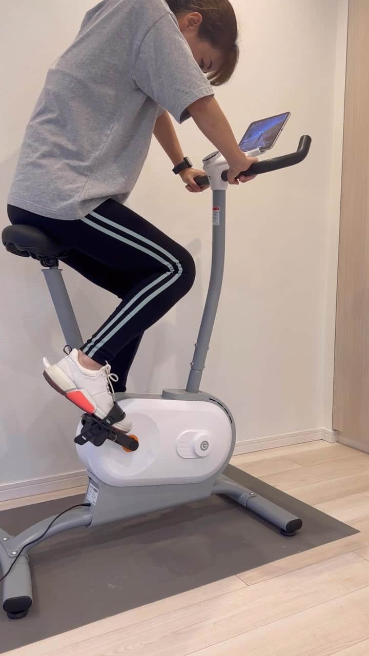 彼方茜香のインスタグラム：「トレーニング開始♥ AIフィットネスバイクでゲーム感覚でトレーニング始めました‎|•'-'•)و✧ アプリをダウンロードしてBluetoothで連動させるといろんな景色見ながら走る事が出来たりプログラムもたくさんあるから少しずつ挑戦中！ ただ走るだけじゃなくてAIが負荷を自動で調整してくれたり、最初にいくつか自分の事を項目入力しておけば、見合ったトレーニングが出来ます！ ほんの数分でこんなにめちゃいい汗かけるって最高やーん·͜·  @nexgim_zepan 楽天で「ssk mg03」で検索すると出てきます🔍 11/9-11/16の期間中ご購入で12,000円の値引きになるクーポンを貼り付けます♪ 【クーポン】https://bit.ly/3zX5Vhf #エクササイズバイク #自宅トレーニング #aiエクササイズバイク #エアロバイク #フィットネスバイク #nexgim #nexgim_zepan #pr」