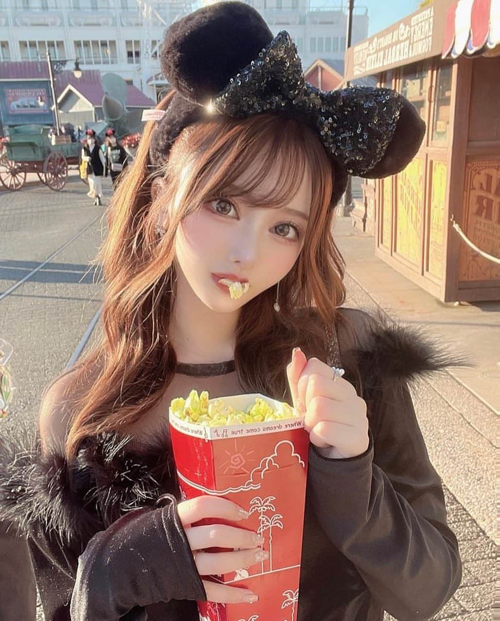 美女美容事情さんのインスタグラム写真 - (美女美容事情Instagram)「《ディズニーコーデ🐭💖》⁠ *⠀⠀⠀⠀⠀⠀⁠⠀⁠⠀⁠⠀⁠⠀⁠ 今回ご紹介させて頂きますのは!!👀❤️⁠⠀⁠⠀⁠⠀⁠⠀⁠ 𝐦𝐚𝐲𝐮 ෆさん<@mayunekobabe> の素敵なお写真📸⠀⁠⠀⁠⠀⁠ *⠀⁠ 可愛すぎて思わず二度見しちゃいます☺️♥️ こんな美人さんとディズニー行ってみたいですね🕌☀️ *⠀⁠⠀⁠⠀⁠⠀⁠⠀⁠ 𝐦𝐚𝐲𝐮 ෆさん<@mayunekobabe> 素敵な投稿をありがとうございました☺️📸✨⠀⁠ 𝐦𝐚𝐲𝐮 ෆさんのアカウントには他にも素晴らしい投稿が沢山ありますので是非覗いてみてくださいね💁‍♀️💙⁠ ⁠ ⠀⠀⁠⠀⁠⠀⁠⠀⁠ △▼△▼△▼△▼△▼△▼△▼△▼△▼ ⁠⠀⁠⠀⁠⠀⁠ ❤️🧡💛「ビジョビ (美女美容事情)」💚💙💜⠀⠀⠀⠀⠀⠀⠀⠀⠀⠀⠀⠀⠀⠀⁠⠀⁠⠀⁠⠀⁠⠀⁠⠀⁠ 👇掲載ご希望の方は👇⠀⠀⠀⠀⠀⠀⠀⠀⠀⠀⠀⠀⠀⠀⠀⁠⠀⁠⠀⁠⠀⁠⠀⁠⠀⁠ @b_b_j.jタグ付けと🖤 #ビジョビ ⁠⠀⁠ 🖤タグ付けお願いします⠀⠀⠀⠀⠀⠀⠀⠀⠀⠀⠀⠀⠀⠀⠀⁠⠀⁠⠀⁠⠀⁠⠀⁠⠀⁠ △▼△▼△▼△▼△▼△▼△▼△▼△▼ ⁠⠀⁠ #美女#美人#ディズニーコーデ #ディズニー#カチューシャ #インスタ美人#インスタ美女」11月9日 17時35分 - b_b_j.j