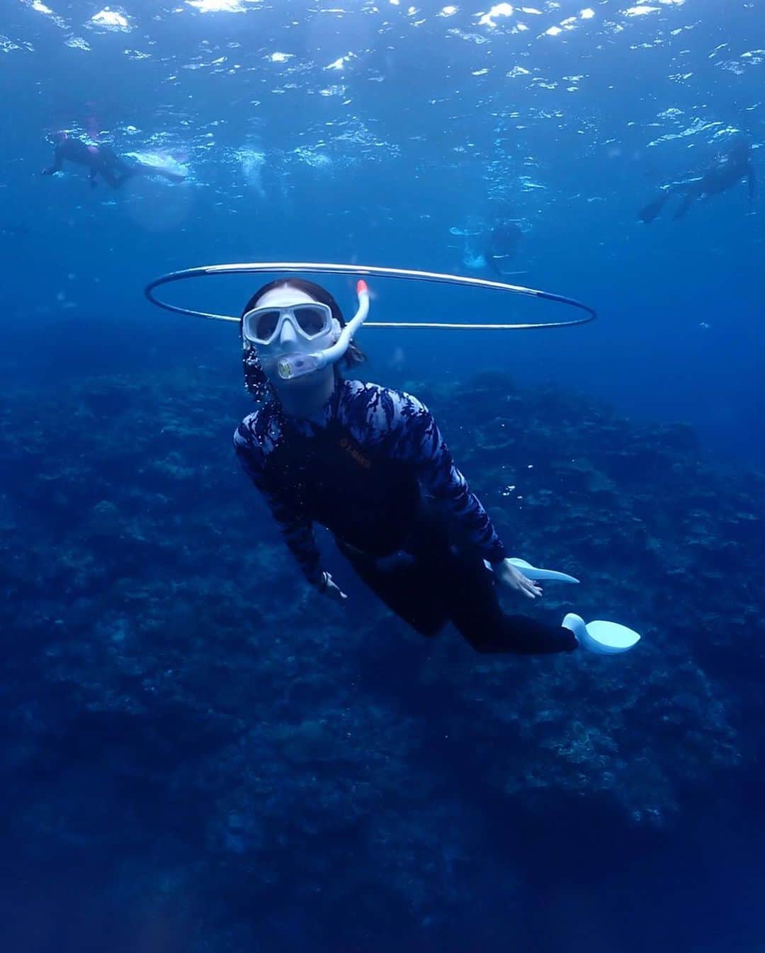 佐藤ゆうきのインスタグラム：「ライフジャケット無しで人生初のスキンダイビング🐬  カナヅチだと思ってたけど… 意外と泳げた‼︎  泳ぐの楽しくてフィンも良いの買っちゃいました🏝  10メートル以上潜るのはまだ耳抜があまり上手くなくて痛いからゆっくり練習します😊」