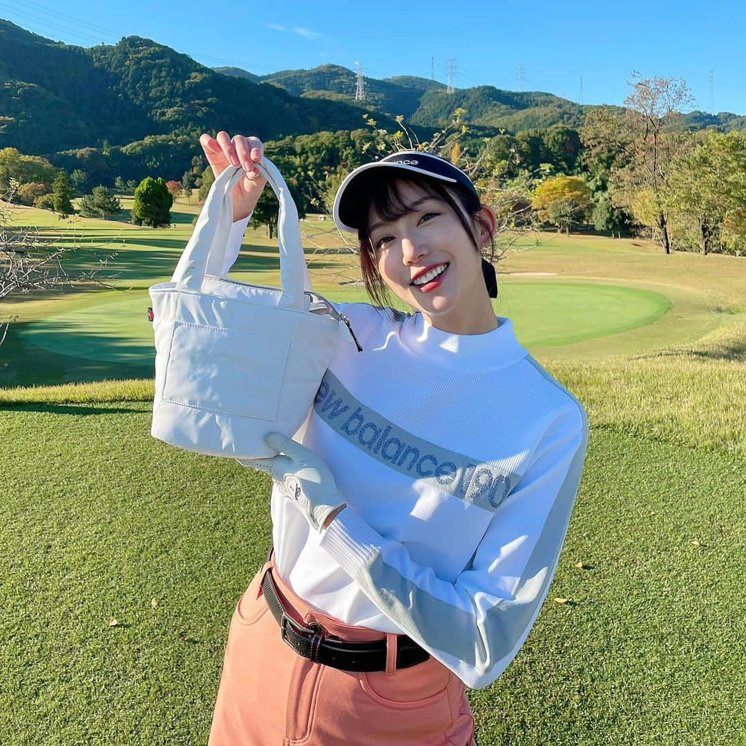 中島亜莉沙のインスタグラム：「長年使っていたカートバッグを新調🤍 @newbalancegolf_japan   マチが広いのと、ポケット2つあるので 見た目以上にたくさん入る🙆🏼‍♀️ キルティング素材が可愛い♡  #さんまいめ #持ち手の長さはこれくらいです  #newbalancegolf #golf #golfwear #sports #coordinate #ootd #golfbag #秋ゴルフ #冬ゴルフ #家族ゴルフ #夫婦ゴルフ #ゴルフ #ゴルフ女子 #スポーツ女子 #ゴルフウェア #スポーツウェア #コーデ紹介 #カートバッグ #ゴルフバッグ #ハンドバッグ # #골프　#골프여자　#尔夫球 #高尔夫」