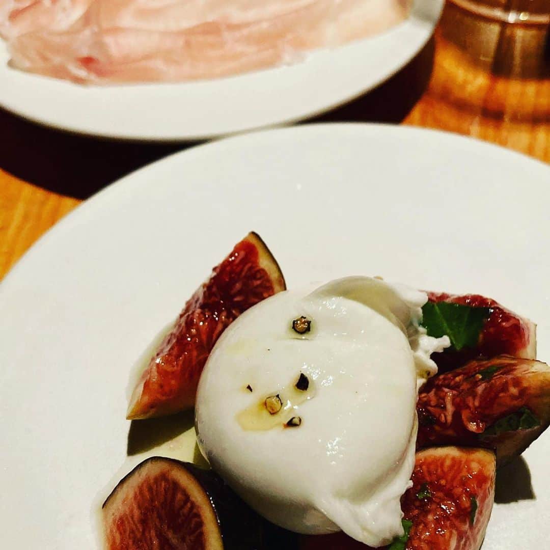 市川ショウさんのインスタグラム写真 - (市川ショウInstagram)「出産してから子供たちがいるということで遠慮していた「夜の打ち合わせand  編集部の皆さんとのお食事」 1３年ぶり？くらいで、緊張していたのも束の間、今お世話になっている編集部の皆さんがなんとも素敵な方ばかりで、漫画家になって以来こんなに誉められたり、自己肯定感あげてもらった事ない！っていうくらい元気と刺激と夢を貰いました。  色々な巡り合わせで古巣を出る決断をしたけれど、今は編集部とあの時出した勇気と自分の運に感謝🙏  お料理も数々のワインも、とてもとても美味しかったよー！🍽 ご馳走様でした🙏✨✨ 漫画で返さねば…！！！💪」11月9日 9時56分 - ichi_show
