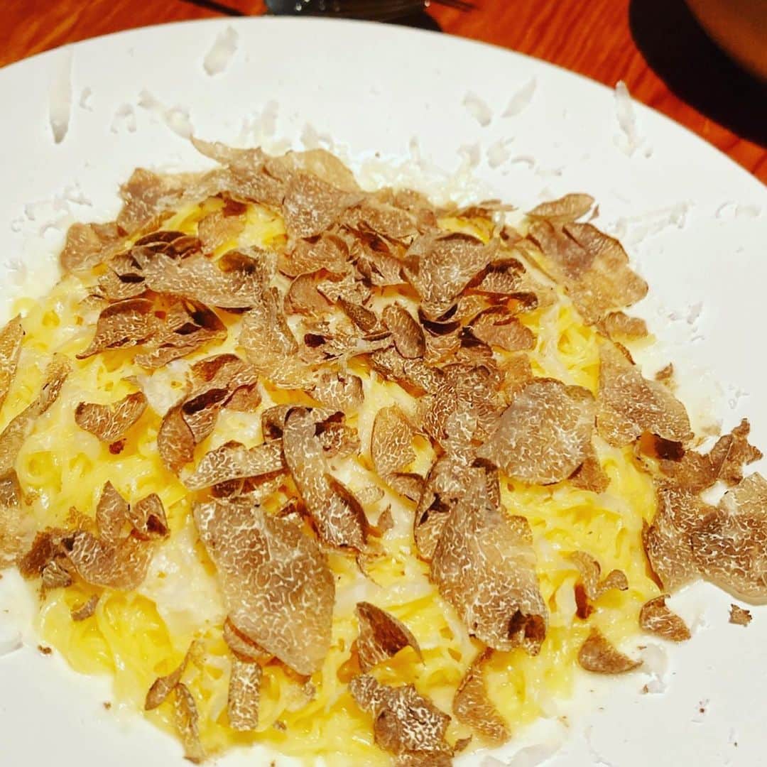 市川ショウのインスタグラム：「出産してから子供たちがいるということで遠慮していた「夜の打ち合わせand  編集部の皆さんとのお食事」 1３年ぶり？くらいで、緊張していたのも束の間、今お世話になっている編集部の皆さんがなんとも素敵な方ばかりで、漫画家になって以来こんなに誉められたり、自己肯定感あげてもらった事ない！っていうくらい元気と刺激と夢を貰いました。  色々な巡り合わせで古巣を出る決断をしたけれど、今は編集部とあの時出した勇気と自分の運に感謝🙏  お料理も数々のワインも、とてもとても美味しかったよー！🍽 ご馳走様でした🙏✨✨ 漫画で返さねば…！！！💪」