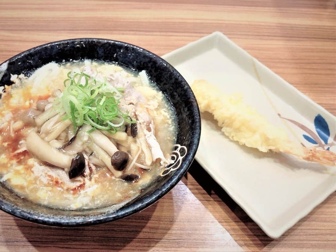 はなまるうどんのインスタグラム：「週半ばの水曜日です。 昨日の月食🌕🌔🌓🌑を存分に楽しんだ方は、 ちょっとツライかもしれませんね😑  🥢今日のお昼におすすめ 🥢 #豚バラときのこの酸辣湯 (あんかけうどん)  #えび天   5つの醤、2つの薫り高い花椒油をブレンドした 麻辣調味料が刺激的な一杯、シャキッとするかも🔥  プリップリのえび天をお供にどうぞ😊  #はなまるうどん #讃岐うどん #テイクアウト #あんかけ」