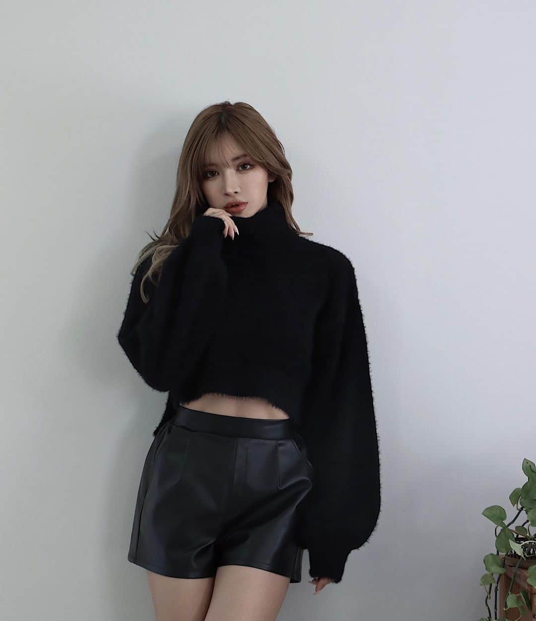 小原優花のインスタグラム：「♡お知らせ♡  しまむらさんで展開中のブランド「Lespoir」さんと私のコラボ！！第2弾が本日発売となりました！🥺👏🏻  前回の夏物コラボでは大好評いただき一部アイテムはwebで即日完売となり、お陰様で第2弾の企画が決定いたしました🙏🏻🥹💕  今回は特に人気だったサイドスリットのマーメイドワンピのAW新作も作りました🥰✨✨  その他、モヘアのふわふわニットや着回しに便利なレザーショーパン、スウェットのセットアップ(上下別売り)も新たに追加🫶🏻❤️  どちらも驚きのしまむらさんプライスでお買い求めいただけます😻😻  私のYouTubeチャンネルでは全商品を着用しているLookBook動画があがっておりますので、宜しければぜひご覧ください☺️❣️  コラボアイテムは一部のしまむらさんの店舗、またはオンラインストアにてご購入いただけます🛒🤍🤍🤍  アパレルの他に、美尻レギンスもコラボしましたので次の投稿でご紹介いたします🫡❤︎  #しまむら #しまスタ #lespoir #しまむらコーデ #ゆんころ」