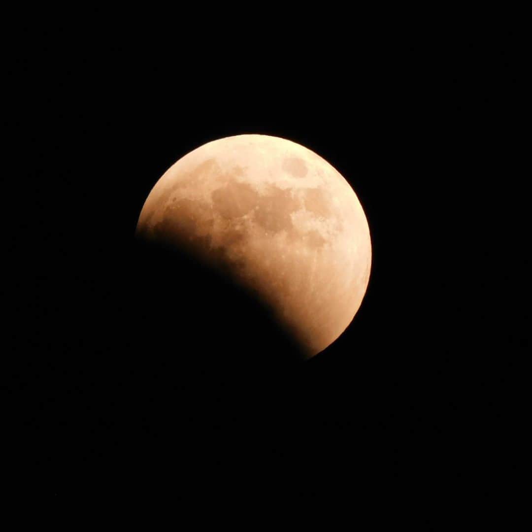 川原洋二さんのインスタグラム写真 - (川原洋二Instagram)「昨晩の皆既月食🌓 仕事でここまでしか見れなかったのですが、綺麗に撮れました(^^)  #皆既月食 #皆既月食2022  #皆既月食2022年11月8日」11月9日 10時12分 - yohji_kawahara