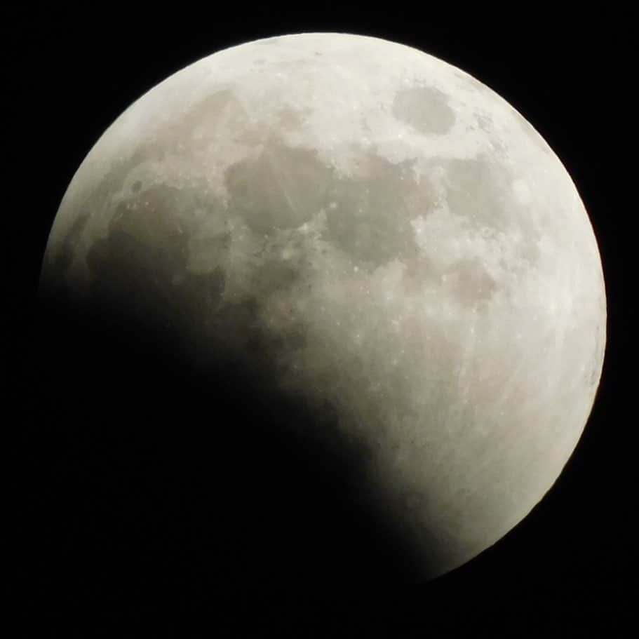 川原洋二さんのインスタグラム写真 - (川原洋二Instagram)「昨晩の皆既月食🌓 仕事でここまでしか見れなかったのですが、綺麗に撮れました(^^)  #皆既月食 #皆既月食2022  #皆既月食2022年11月8日」11月9日 10時12分 - yohji_kawahara