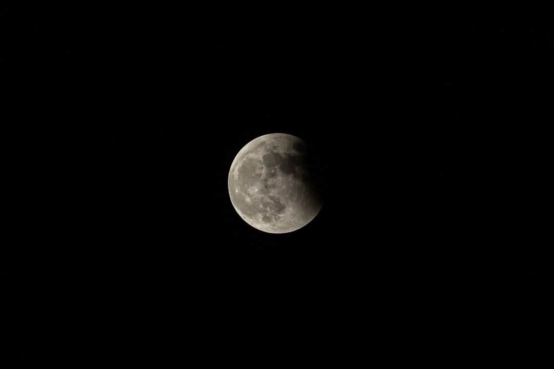 斧口智彦のインスタグラム：「442年ぶりという皆既月食をパシャリ。 満月にかかる影が綺麗ですね。 CanonのAPS-Cで250mmだから403mm相当の望遠でなんとか。 ミラーレスじゃないからピントが合わない合わない。  #皆既月食 #皆既月食2022」