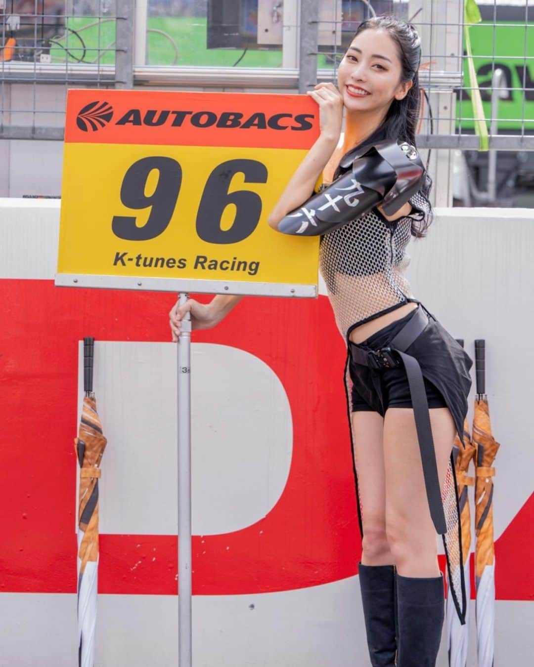 南真琴さんのインスタグラム写真 - (南真琴Instagram)「. . SuperGT最終戦 96号車は6位でチェッカーを受けました！ シーズンを通して悔しいレースが多かったですが、ゴールデンコンビ復活という記念の年をチームの一員として共に応援出来たこと、本当に嬉しく思います✨ 今後ともK-tunes Racingをよろしくお願いします🫶💓  #model#gravure#racequeen#gridgirls #时装#自拍#照片#粉我##팔로우환영#팔로우미#셀카그램#란제리#レースクイーン#fashion#ファッション#ビジョビ#コスチューム#k_tunes_racing#WinG#kunoichi」11月9日 11時43分 - makoto666_