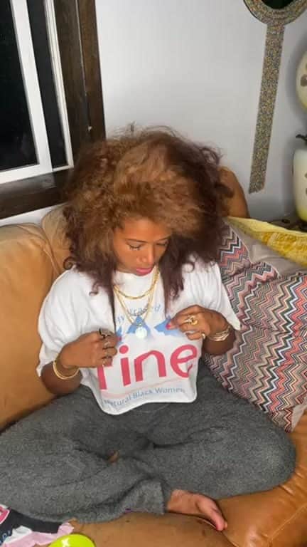 ケリスのインスタグラム：「😘💯Went live for the first time in a while, we talked about bounty and full! From my hair to my skin, the limited T shirt capsule I designed for you guys and we revisited my albums and the new music I’m working on ❤️ thank you guys for the amazing questions and the great energy 💋」