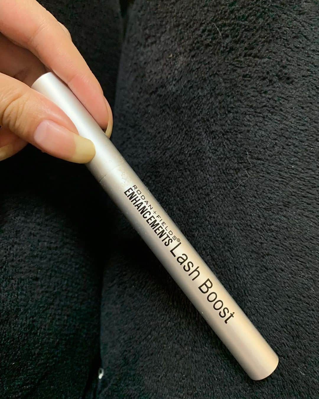 のインスタグラム：「まつ育最近サボりがちだったけど、またマメに塗るようにしようと思った👀 シャネルのビューラーでまつ毛上げたら アイラインもマスカラもしてないのに目力良くて❤️まだまつ毛伸ばしたいと思ったのよね❣️ 今はロダンのまつ毛美容液とボニーラッシュ使ってる。 どっちがいいか分からんけどロダンは根本に朝晩2回✌️ ボニーラッシュは仕事中暇な時全体塗る感じ。 天まで届け私のまつ毛❗️ #まつ育 #まつ毛美容液 #ロダンアンドフィールズ #ボニーラッシュ」