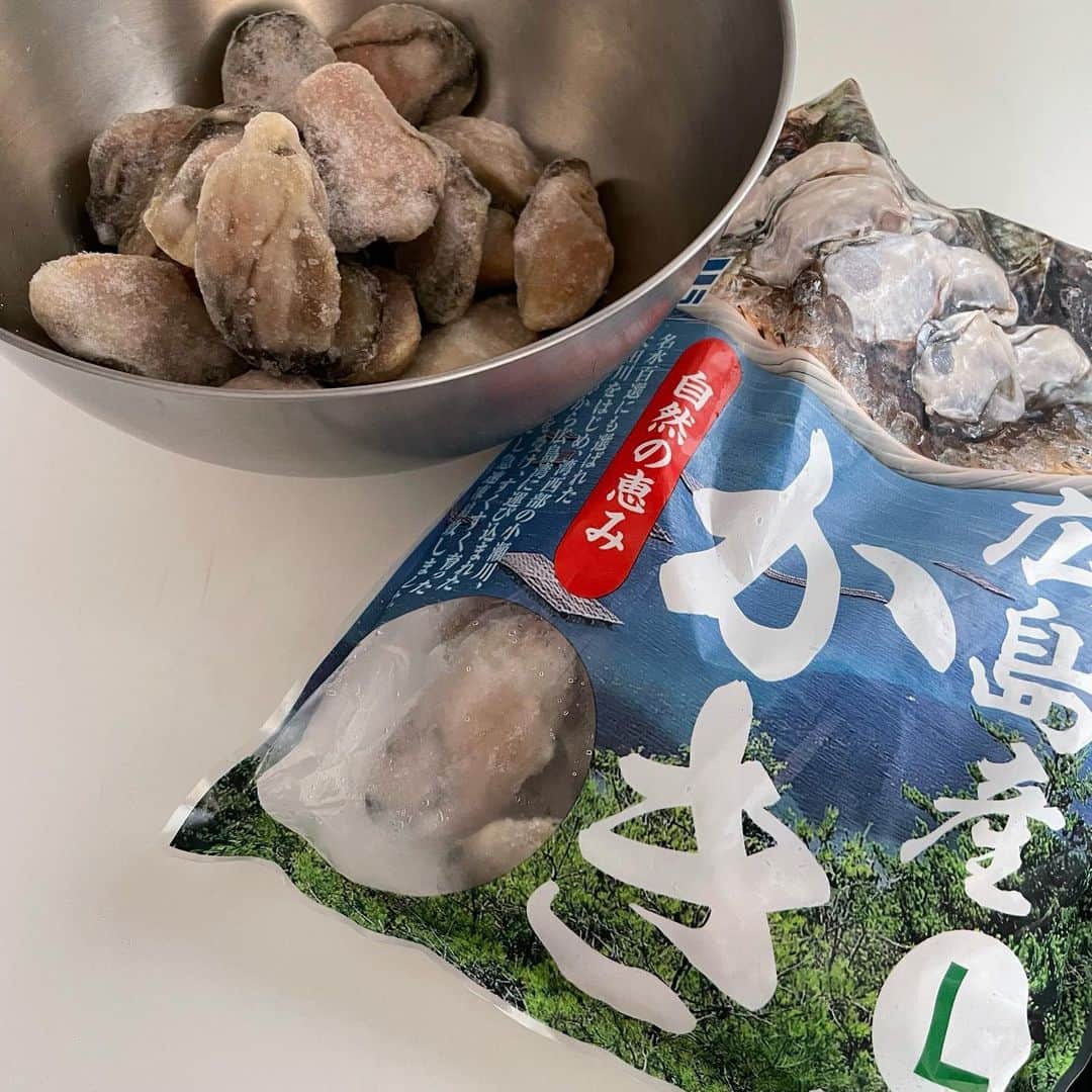田中律子さんのインスタグラム写真 - (田中律子Instagram)「大好きな牡蠣🦪冷凍牡蠣をお取り寄せして、牡蠣三昧❤️ 魚耕　@uoko.official  でお取り寄せ🙌🏼2袋買えば良かった、1回で使い切ってしまいました😂  まず1品目は、解凍した牡蠣に片栗粉をまぶして、フライパンに、バターとニンニクを入れ香りが出たら牡蠣を入れて両面カリッと焼き上げて、お皿に取り出します🦪同じフライパンで、胡麻油でネギを炒めてお醤油かけて、ソースを作り牡蠣にかけて完成👏🏼 娘っ子もうまいうまいと😋パクパク食べてあっと言う間に完食🤩  もう1品は、牡蠣のオイル漬け🦪 フライパンにオリーブオイル、ニンニク、唐辛子🌶を入れ、牡蠣を入れて白ワインで炒める🦪火が通ったら牡蠣を取り出し、スープにオイスターソースを入れて更に煮詰める🔥煮詰まったら、牡蠣を戻してお醤油をひと回し入れて牡蠣と合わせたら、ガラス瓶に入れて、ヒタヒタになるくらいオリーブオイルを入れて、ローリエの葉と粒胡椒を入れて完成🤩ワインのつまみに最高です🍾  牡蠣は、栄養豊富で低カロリー✨ グリコーゲンや必須アミノ酸をはじめ、 ビタミンB1・B2・ B12、ミネラルなどの栄養素と タウリンなど、免疫力アップや健康増進に効果的✨疲労回復、美肌をはじめ、生活習慣病の予防効果も期待できちゃうエナジーフードです🦪牡蠣は海のミルクって言われるくらい栄養豊富🤍  またお取り寄せしよーっと🦪  #お取り寄せ  #おうちごはん  #牡蠣  #海のミルク  #エナジーフード  #魚耕  #年末のお取り寄せも #ポチッとね」11月9日 12時17分 - ri2kotanaka