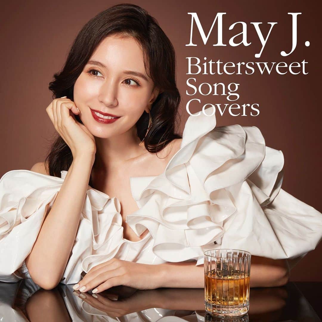 May J.のインスタグラム：「本日new cover album 「Bittersweet Song Covers」リリースしました〜💋🤎 みんなからCDが届いたよーって報告がたくさんあってとても嬉しいです✨ できる限りみんなの投稿にライク❤️しにいくので是非私をメンションして載せてねー！  改めて、今回はYouTubeで配信している「スナック橋本」で歌った70〜80年代の名曲の他、シティポップを意識した楽曲も選曲して新たにレコーディングしました。 トラックリストはこちら↓  1.ウイスキーが、お好きでしょ　 2.ロンリー・チャップリンwithクリス・ハート　 3.土曜の夜はパラダイス　 4.RIDE ON TIME 5.木綿のハンカチーフ 6.元気を出して 7.フライディ・チャイナタウン　 8.異邦人 9.メロディー 10.初恋 11.想い出がいっぱい 12.埠頭を渡る風  アップテンポで楽しく聴ける曲も多く収録しているのでホリデーシーズンのホームパーティーやドライブにもピッタリ✨🚗 メロディーの良さはもちろん、特に作詞が印象的なので歌詞を読みながらゆっくり聴いていただくのもオススメしたいです🎵 私の今のお気に入りは心がパーッと明るくなれる「土曜の夜はパラダイス」💃🏻🪩🎉🕺🏻 みんなのお気に入りはどれかな？  DVDにはこちらの映像が収録✨↓  1.ロンリー・チャップリンwithクリス・ハート[MusicVideo] 2.土曜の夜はパラダイス[MusicVideo] 3.メロディーcovered by MayJ. 4.元気を出して[MusicVideo] 5.RIDE ON TIME[MusicVideo] 6.異邦人[StudioSessionClip]  できたてホヤホヤのミュージックビデオから、ちょっと懐かしい映像や、ミュージシャンとの緊張の一発録り同時レコーディングの映像など内容盛りだくさん✨ 是非見て欲しいです💕  配信も開始したので、是非たくさん聴いてねー🎧  🎧Download https://avex.lnk.to/BittersweetSongCovers  💿Buy Now https://avex.lnk.to/BSSC_CD」