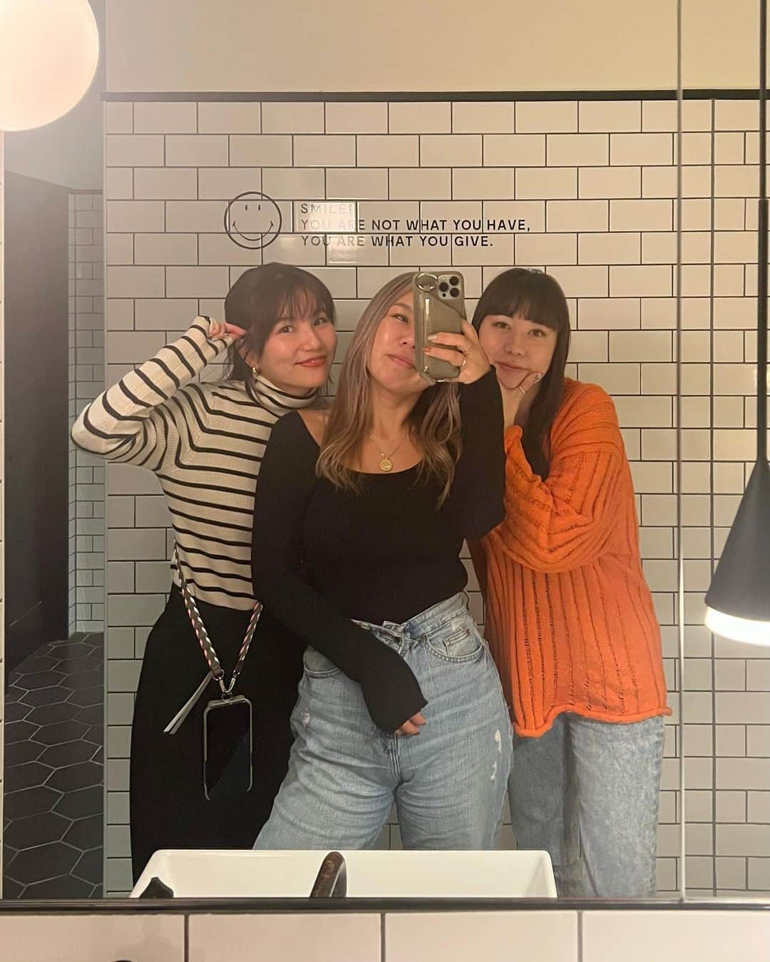 生駒幸恵のインスタグラム：「🧡昨日の出来事🐱   @nailroom__mint ちゃんと @manashika のところへ急遽合流っ  ついに、まなみんちが預かっているモカに会えました🐈  リボンで遊ぶだけでなんだかこちらが無心になれて癒される✨ ペットっていいなあと改めて憧れ🥺💫  バリバリ働くネイリストの二人にも刺激をもらいました🫡  #trunkhotel #ミヌエット #猫のいる生活 いいな」