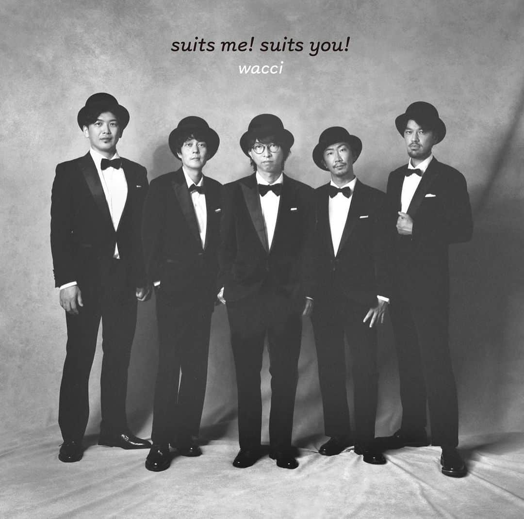 橋口洋平のインスタグラム：「本日11月9日 wacciのニューアルバム「suits me! suits you!」 リリースとなりました。  ここまでやってきたからこそ出来た曲達だし、そういう意味では10年かけて作ったとも言える1枚です。  言葉はもちろん、メンバーそれぞれのアレンジと演奏を是非堪能して欲しいです。 手前味噌ですが、良いバンドだなときっと感じてもらえると思います。  ちなみに M-5「痛い」は関口シンゴ（@shingo.sekiguchi）さんがアレンジで、 M-14「suits you」はFurukawa Sarah（@sarah_furukawa）がコーラスで、 それぞれ参加してくれてます。  個人的にとても古くからの付き合いで、 心から尊敬している2人なので、 一緒に作品を作れて幸せでした。  サブスクももちろん今日解禁。 是非聴いてみてください。  wacci New Album 「suits me! suits you!」 01 風 02 恋だろ 03 運命じゃない人 04 まばたき 05 痛い 06 劇 07 夜を越えて 08 トータス 09 僕らの一歩 10 東京24区 11 インク 12 フレンズ 13 あなたがいる 14 suits you bonus track 恋だろ | With ensemble  #wacci #関口シンゴ #Furukawasarah」