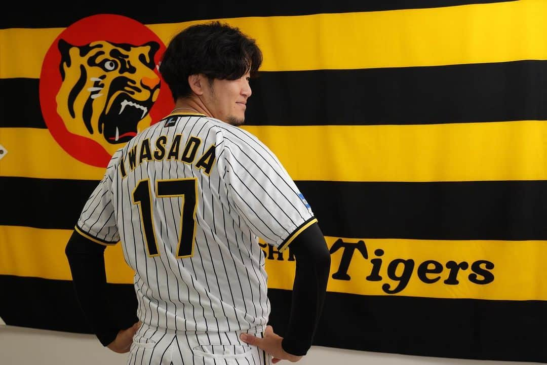 阪神タイガースさんのインスタグラム写真 - (阪神タイガースInstagram)「#岩貞祐太 選手からファンのみなさんへ！ #阪神タイガース  #10枚目の男  今日は特別に #10枚全部岩貞祐太 来シーズンからは #背番号14」11月9日 13時18分 - hanshintigers_official