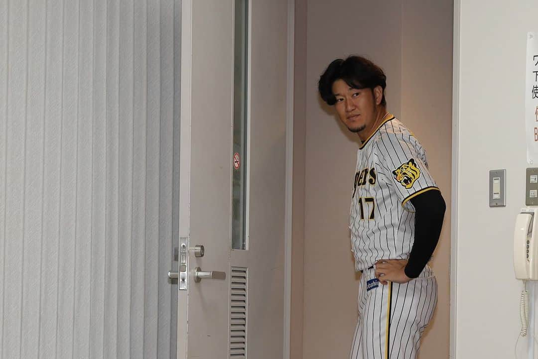 阪神タイガースさんのインスタグラム写真 - (阪神タイガースInstagram)「#岩貞祐太 選手からファンのみなさんへ！ #阪神タイガース  #10枚目の男  今日は特別に #10枚全部岩貞祐太 来シーズンからは #背番号14」11月9日 13時18分 - hanshintigers_official