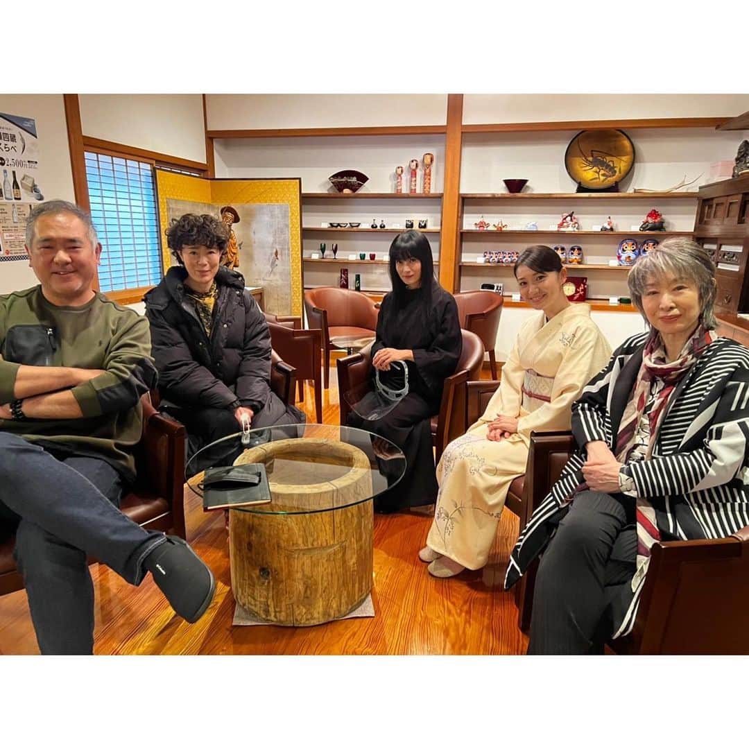 大島優子のインスタグラム：「憧れる大先輩方  しなやかで強い。 私が目指している理想の女性方が 集結しています  目の前で、そして肌で感じ過ごした撮影期間、 今振り返っても大変貴重な時間でした🤲🏻  映画『三姉妹の天間荘』 絶賛公開中です💟  #2枚目 #柴咲コウさん #カラスと対話してるようです #さすがイズコさん」