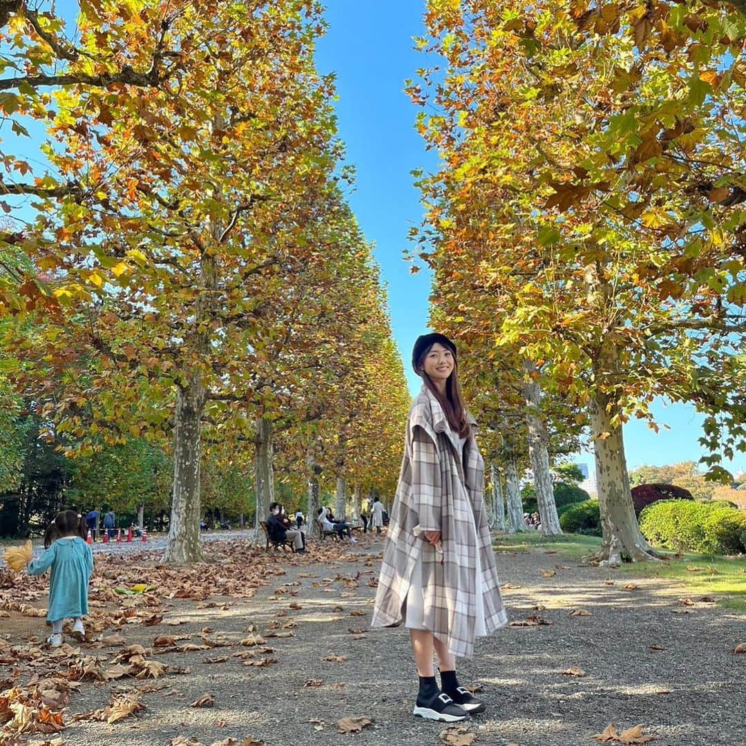 若井久美子のインスタグラム：「新宿御苑へ✨紅葉が美しくて見惚れてしまいました🍁💓 薔薇も沢山咲いていましたよ🌹 次の投稿で少し載せますね☺️ ちなみに土日の新宿御苑はどこもめちゃ混みなので、食べ物飲み物持参をおすすめします🙌  ダイアナの靴は日本人の足に合うように作られていてとても履きやすいなぁ🥹👢  #若井久美子 #新宿御苑 #女の子ママ #娘のお洋服はnextです」