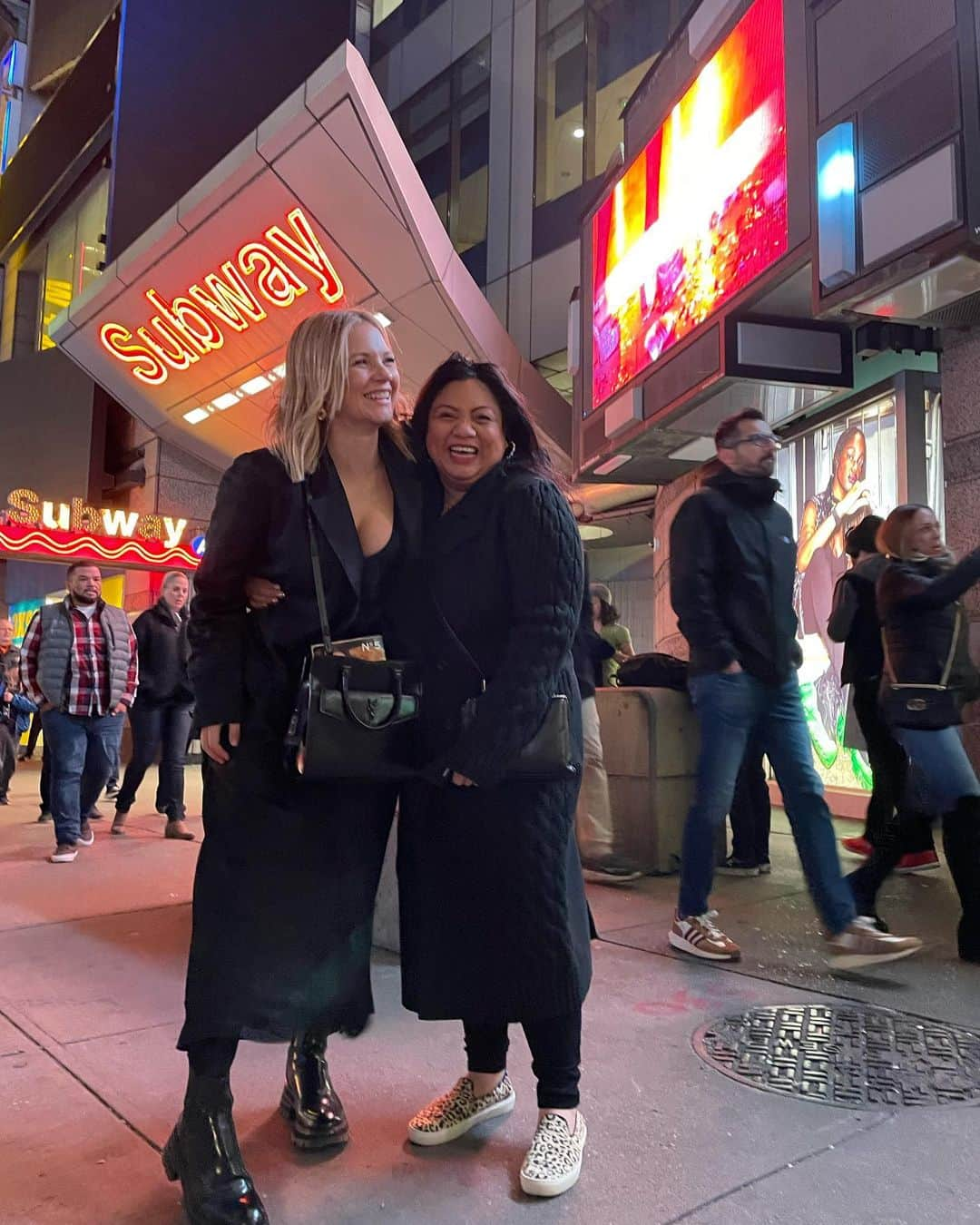 バネッサ・レイさんのインスタグラム写真 - (バネッサ・レイInstagram)「Oooo girl, we’ve waited a minute for this magic to happen. @lulupicart in a BROADWAY SHOW. The most talented, creative, good for the room, ARTIST.  I sobbed. Like, a lot. Like, continually. It doesn’t matter if you’re on Broadway, TV, or doing a community theater show, when you see your people telling a story in a way that is groundbreaking, ya don’t forget it.  @lulupicart you are my happy.   #1776bway @1776musical @10kdollarday  #broadway」11月9日 14時08分 - vrayskull