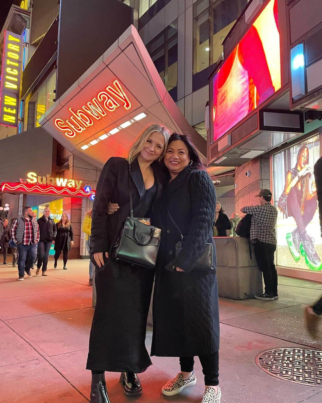 バネッサ・レイさんのインスタグラム写真 - (バネッサ・レイInstagram)「Oooo girl, we’ve waited a minute for this magic to happen. @lulupicart in a BROADWAY SHOW. The most talented, creative, good for the room, ARTIST.  I sobbed. Like, a lot. Like, continually. It doesn’t matter if you’re on Broadway, TV, or doing a community theater show, when you see your people telling a story in a way that is groundbreaking, ya don’t forget it.  @lulupicart you are my happy.   #1776bway @1776musical @10kdollarday  #broadway」11月9日 14時08分 - vrayskull