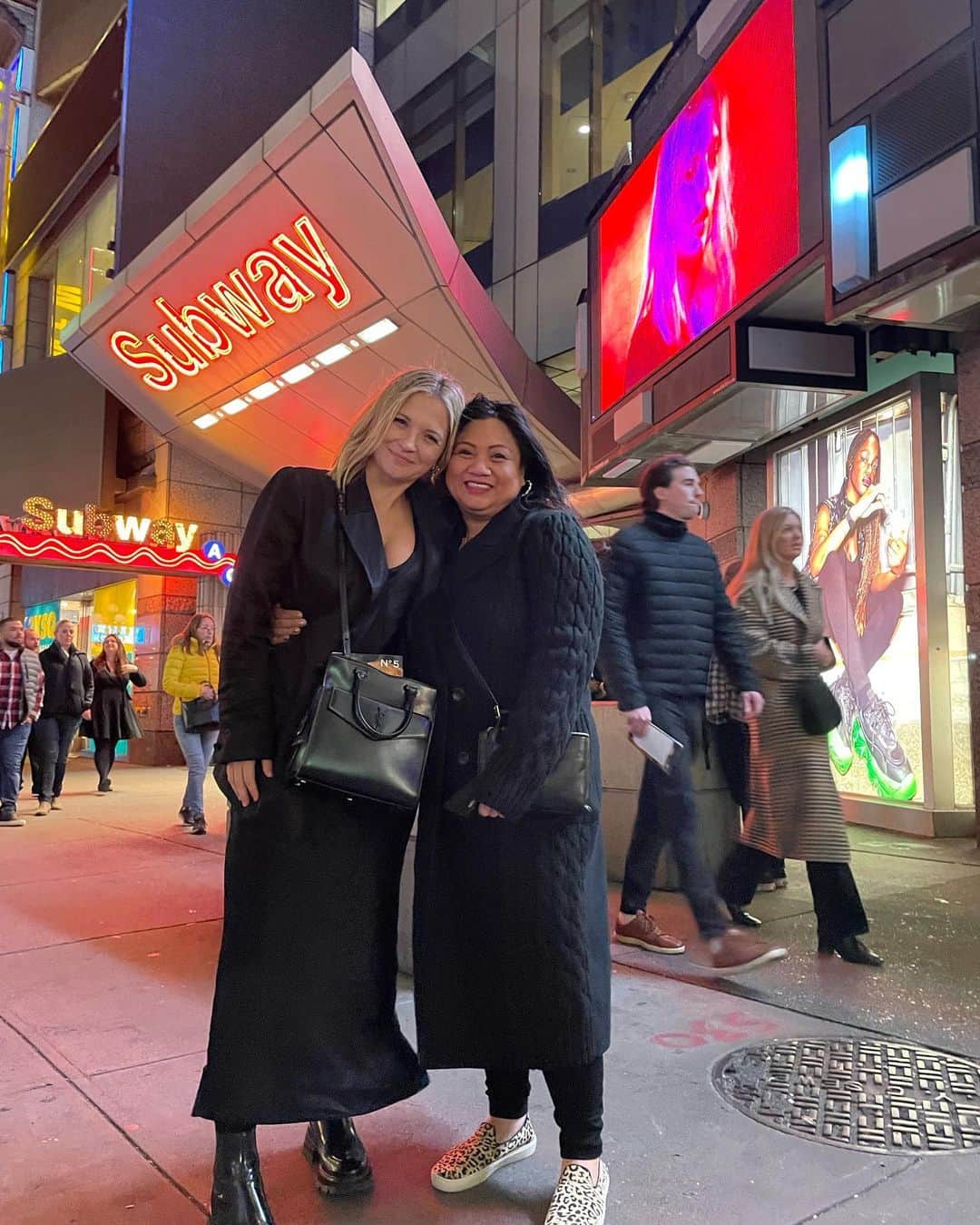 バネッサ・レイさんのインスタグラム写真 - (バネッサ・レイInstagram)「Oooo girl, we’ve waited a minute for this magic to happen. @lulupicart in a BROADWAY SHOW. The most talented, creative, good for the room, ARTIST.  I sobbed. Like, a lot. Like, continually. It doesn’t matter if you’re on Broadway, TV, or doing a community theater show, when you see your people telling a story in a way that is groundbreaking, ya don’t forget it.  @lulupicart you are my happy.   #1776bway @1776musical @10kdollarday  #broadway」11月9日 14時08分 - vrayskull