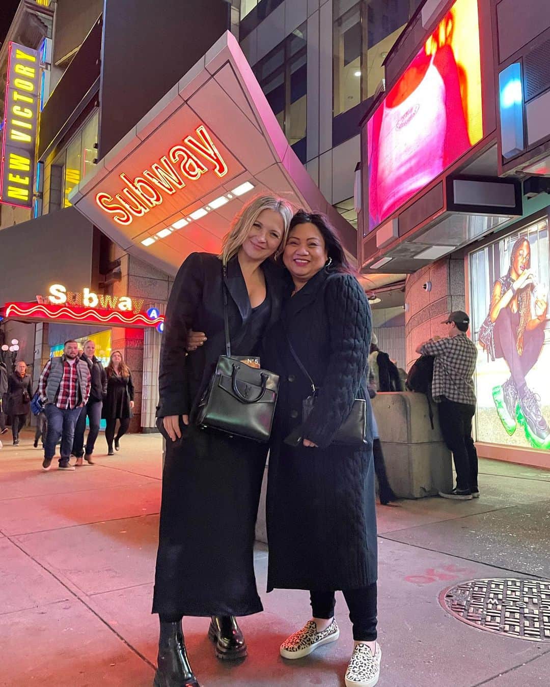 バネッサ・レイのインスタグラム：「Oooo girl, we’ve waited a minute for this magic to happen. @lulupicart in a BROADWAY SHOW. The most talented, creative, good for the room, ARTIST.  I sobbed. Like, a lot. Like, continually. It doesn’t matter if you’re on Broadway, TV, or doing a community theater show, when you see your people telling a story in a way that is groundbreaking, ya don’t forget it.  @lulupicart you are my happy.   #1776bway @1776musical @10kdollarday  #broadway」