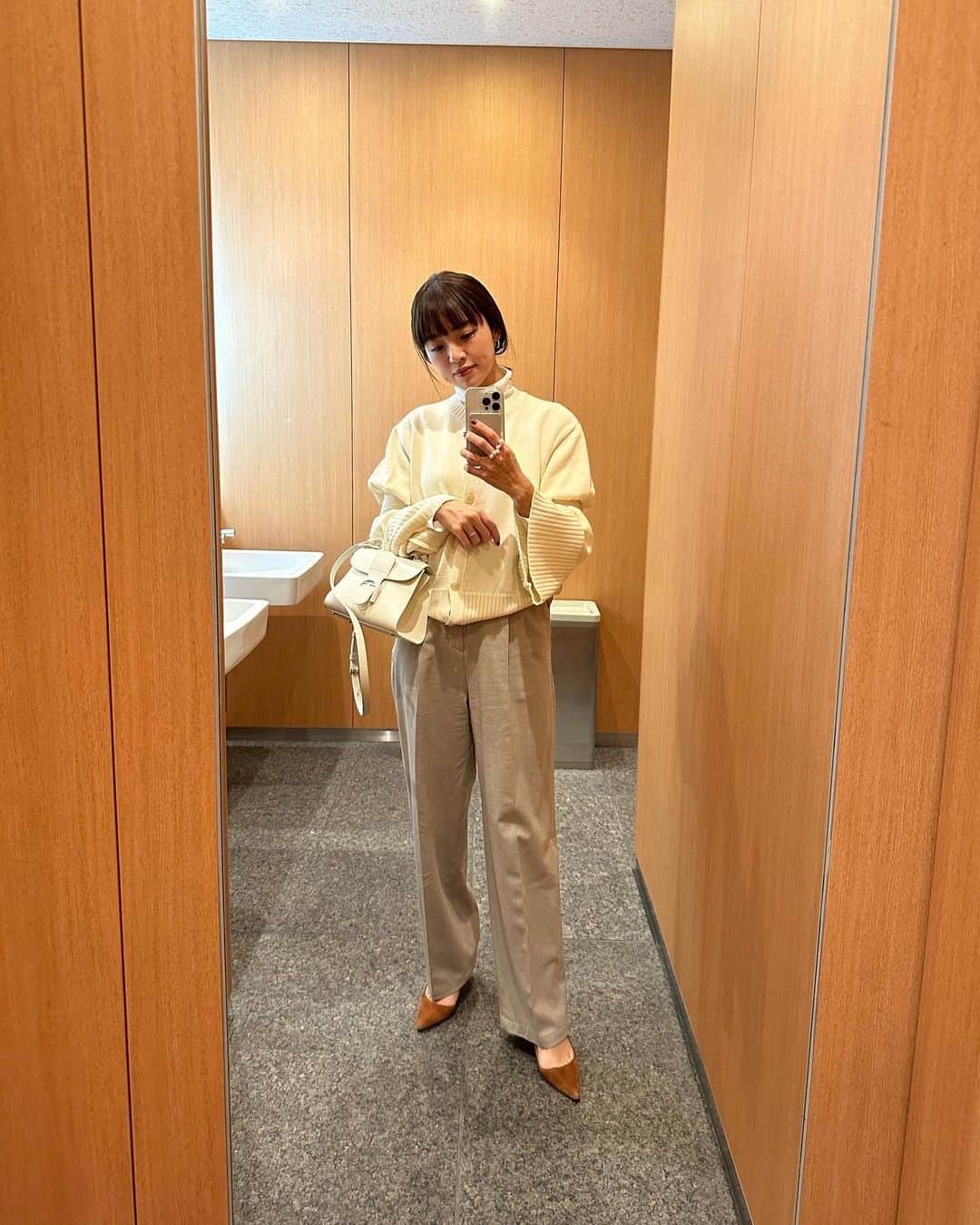 のインスタグラム：「憧れの素敵なご夫婦との時間。 お2人から学ぶことがとても多く、色々と勉強になりました😌  #カーディガン @stunninglure @akiranaka.official  #タートル @newans.official  #パンツ @newans.official  #パールリング @stellarhollywood  #bag @delvaux  #shoes @manoloblahnik  ・ ・ ・ #stunninglure #waltz #newans #manoloblahnik #delvaux #delvauxbrillantmini」