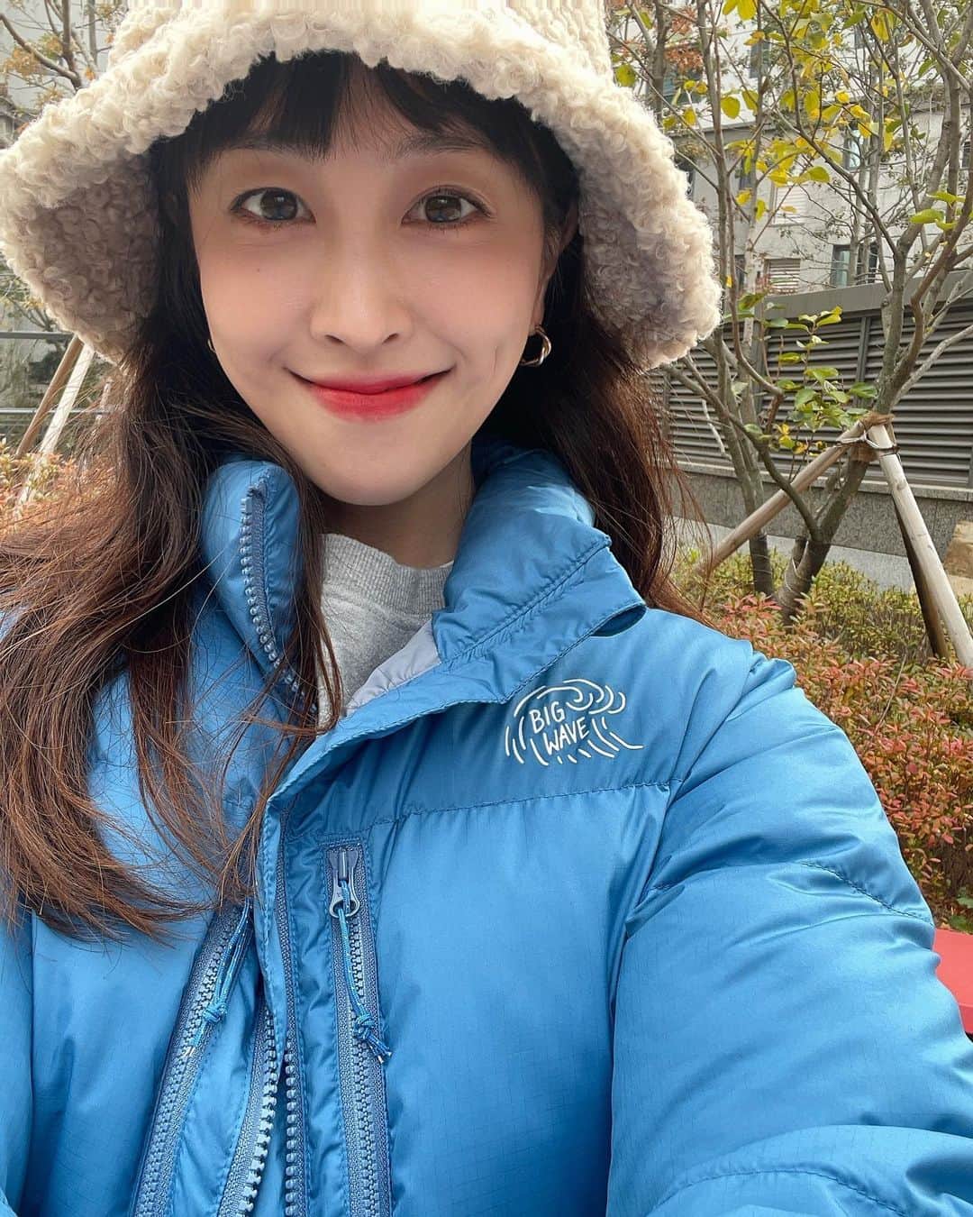 パク・ミンジのインスタグラム：「💙💙💙블루블루블루💙💙💙 나의 푸른 옷 사랑ㅋㅋ  당신의 훼이보릿 칼라는?!ㅎㅋ What is your favorite color?  #빅웨이브컬렉티브 @bigwave_collective」
