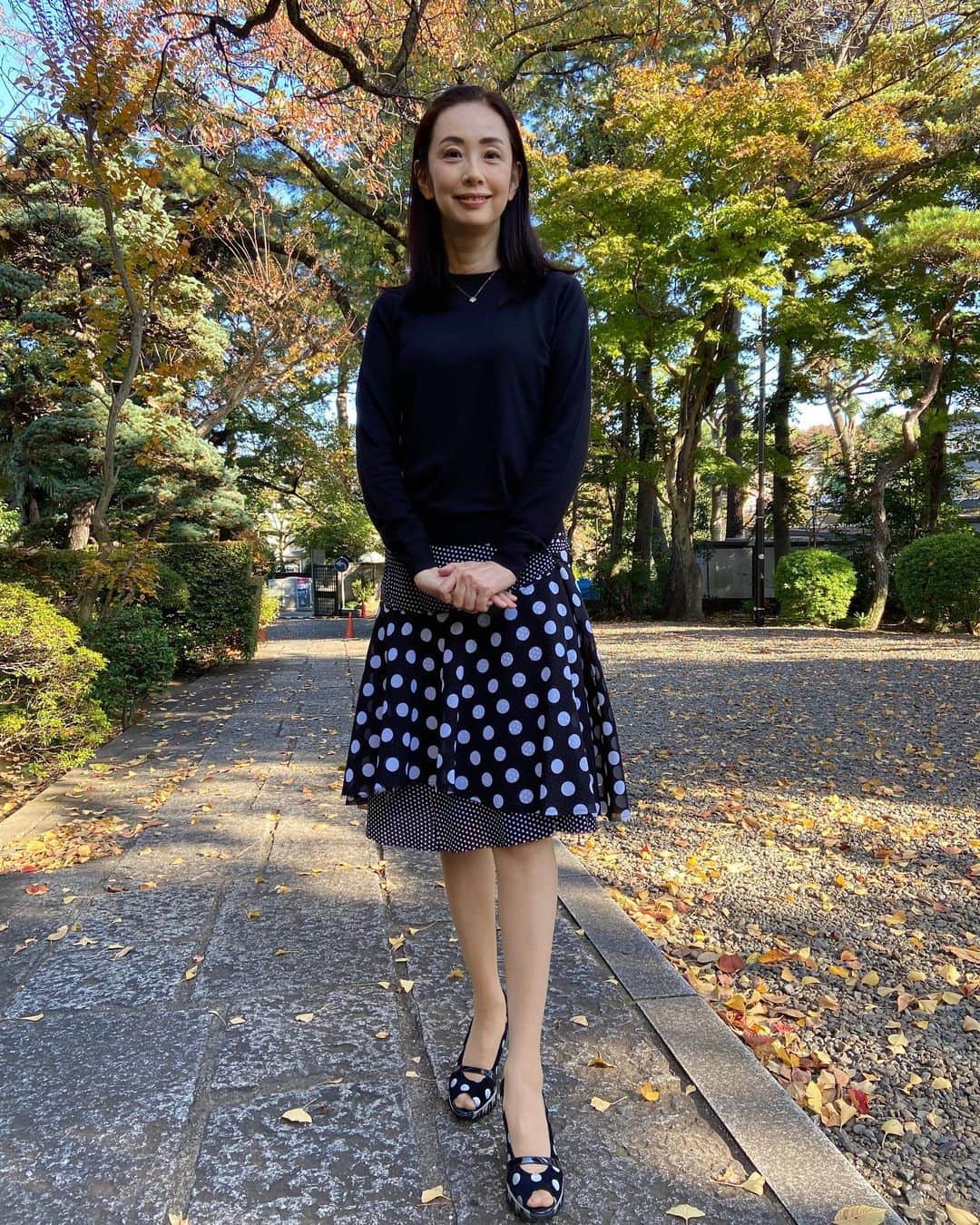 田村翔子のインスタグラム：「昨日のお寺散策。 美しい場所に癒されました😊 こちらのスカートはJunya Watanabe のものですが、高校の同級生で世界的イラストレーター、@yukoartも同じものを持っているそうでなんか嬉しい😄  #お寺#お散歩#大人コーデ #秋コーデ#田村翔子#お散歩#ライフスタイル#lifestyle#autumnvibes #紅葉#autumnleaves #autumnoutfit #ドット柄#autumnfashion#junyawatanabe」