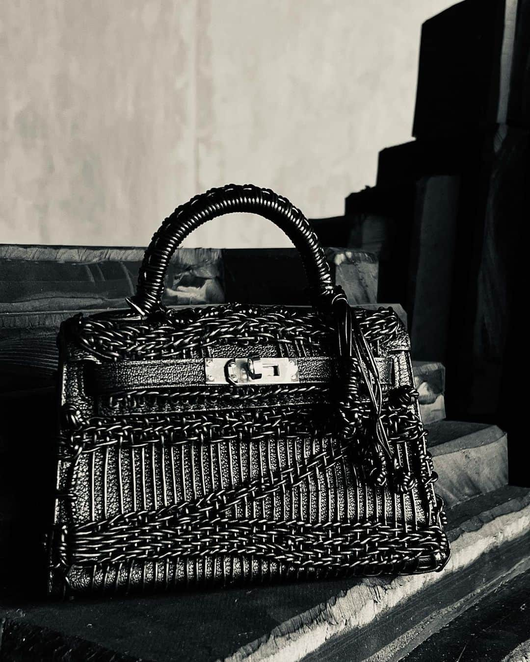 ジェイアーのインスタグラム：「The Vintage Iconic Hermes Bag Collection transformed by Jay Ahr  The only Black mini Kelly “Takeami”  “Takeami” Hermes Mini Kelly Black Provenance: Tokyo, Japan. 2020 Leather Weaving by Jay Ahr  #hermes #jayahr #jonathanriss #kelly #birkin #HAC #hermes #embroidery #sustainable #Art #birkinbandana #hermesbandana #everyhumanisanartist #gangstahr #transformation #icons #takeami #weaving #basket #japan」