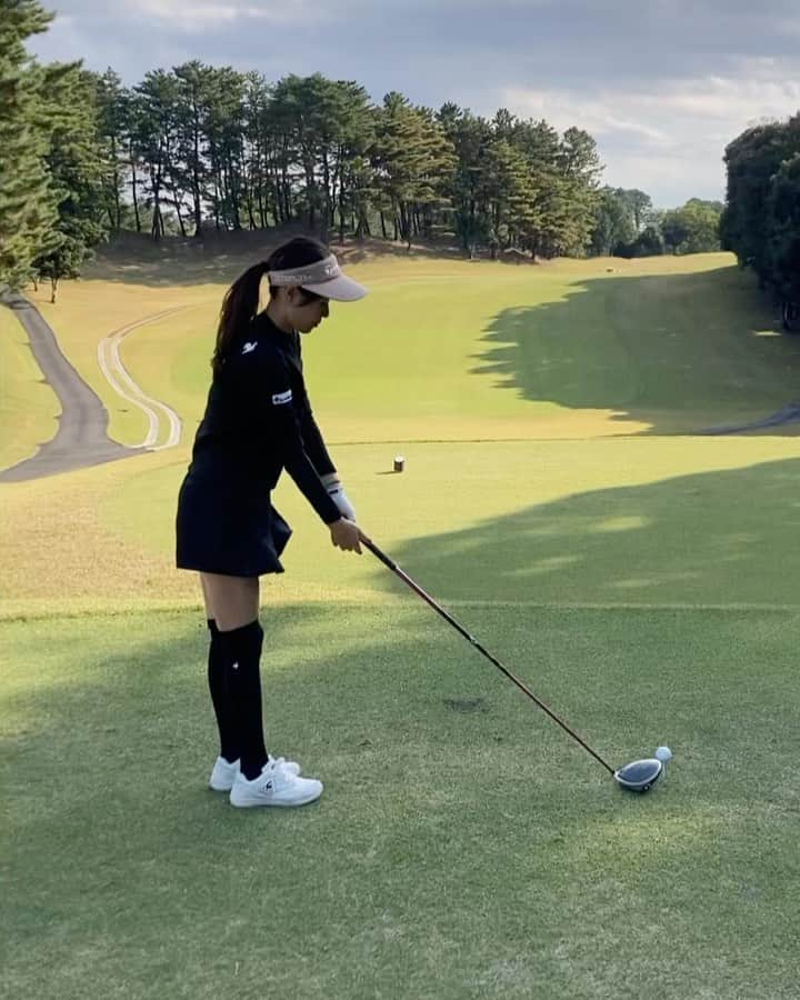 竹村真琴のインスタグラム：「* 久しぶりにゴルフスイングを🏌️‍♀️ 今日はブラックコーデ🖤 戸塚カントリー倶楽部は東京から近くて好き💚 . . . #ゴルフスイング #ゴルフスイング動画 #ドローボール #ラウンドレッスン #ティーショット #ステルスグローレ #ドライバーショット #ドライバースイング #ブラックコーデ #ブラックサンタ #ブラックナイトパレード #ニーハイコーデ #戸塚 #戸塚カントリー倶楽部 #興和 #コーワ #バンテリン #豆蔵 #情報技術開発 #lecoqsportif #テーラーメイド」