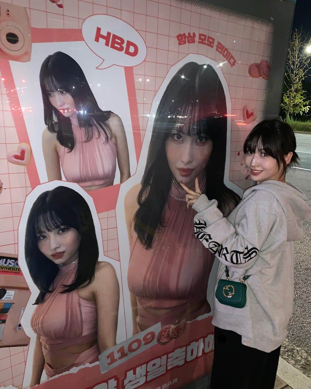 もものインスタグラム：「. 생일 축하해주셔서 정말 감사합니당🤠🤎 제가 다는 못보러 갔지만… 많은 여러 나라에서 생일 이벤트 많이 해준 것들 사진이랑 영상으로 다 봤어용..🤧💙 너무너무 이쁘고 신경 많이 써줘서 정성이 다 느껴져서 너무 감동이고 원스들 덕분에 최고의 생일이에요🫶 이번 생일은 내가 원스들한테 준비한 게 없어서…😭 받기만 하는 것 같아서 미안하기도 하지만… 근데 생일이니까 오늘만은 원스들한테 받기만 해도 되지!??🙄 내가 대신 앞으로 원스들한테 많은 거 줄 수 있게 화이팅해보께요🫶 제 생일 축하해주신 분들 다 좋은 일이 생길 거예요ㅋㅋ 고마워용💙」