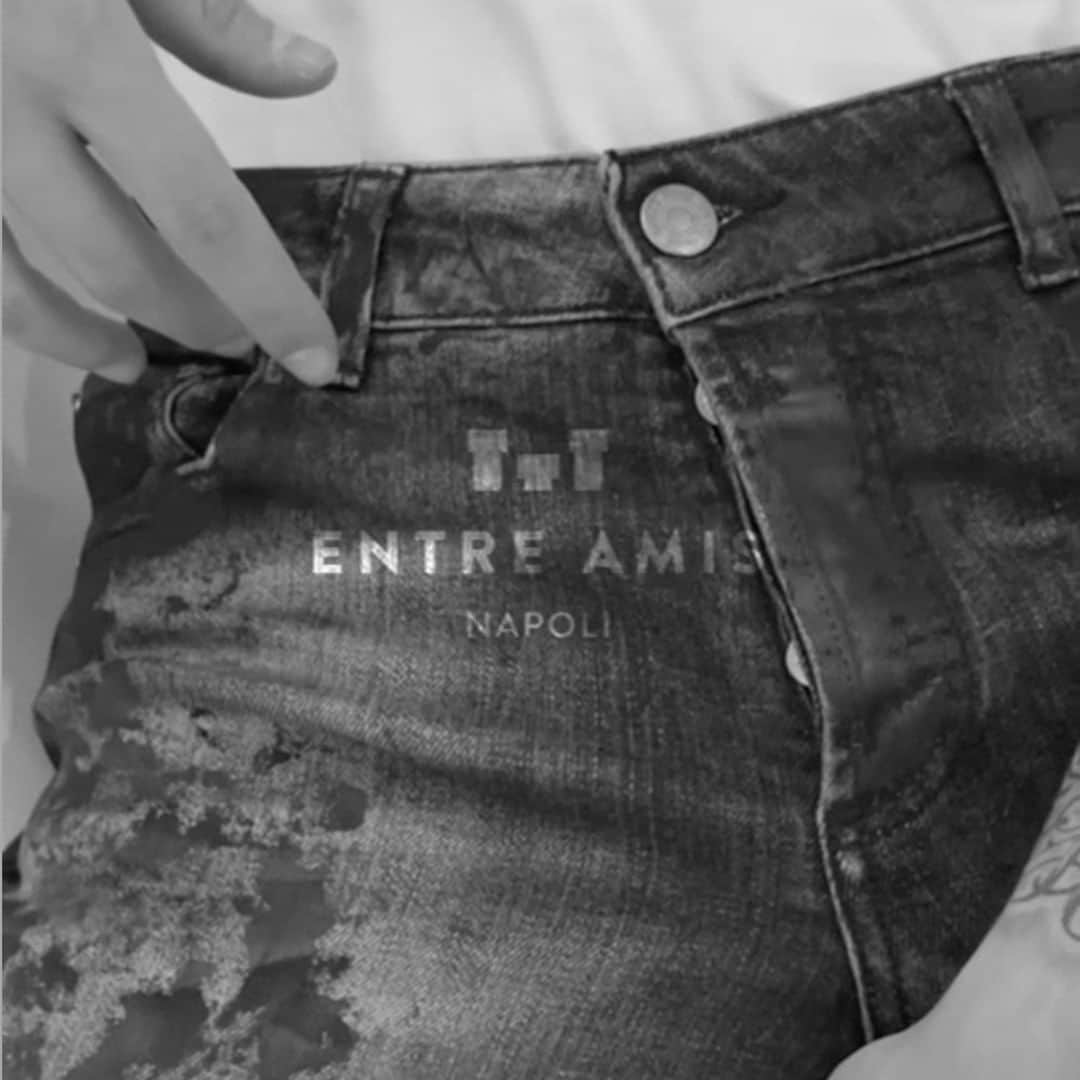 Entre Amis Officialのインスタグラム：「The ideal garment to show who you really are: unique and unrepeatable. _ #EntreAmis #Easustainable #green #FWcollection #FW23  #newcollection #trousers #sartorial  #menswear #entreamisofficial  #fashion #style #art #denim #napoli  #tradition #men #lifestyle」