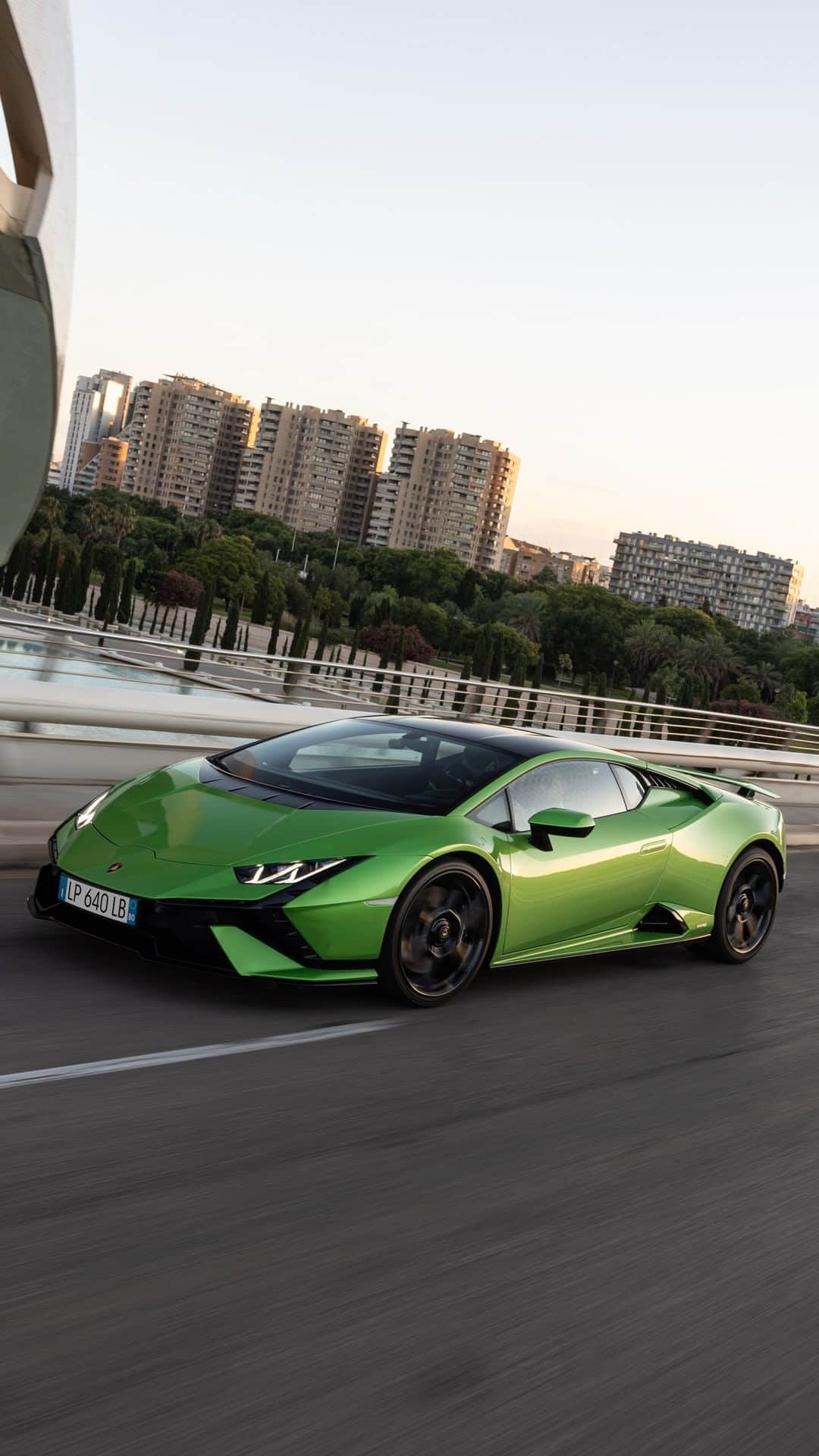 ランボルギーニのインスタグラム：「You don't need to choose between the road and the racetrack. You can have fun on both, with Huracán Tecnica.​  #Lamborghini #HuracanTecnica #TakeAllYourSoulsToDrive​  __ Huracán Tecnica: fuel consumption combined: 14,5 l/100km (WLTP); CO2-emissions combined: 328 g/km (WLTP)」