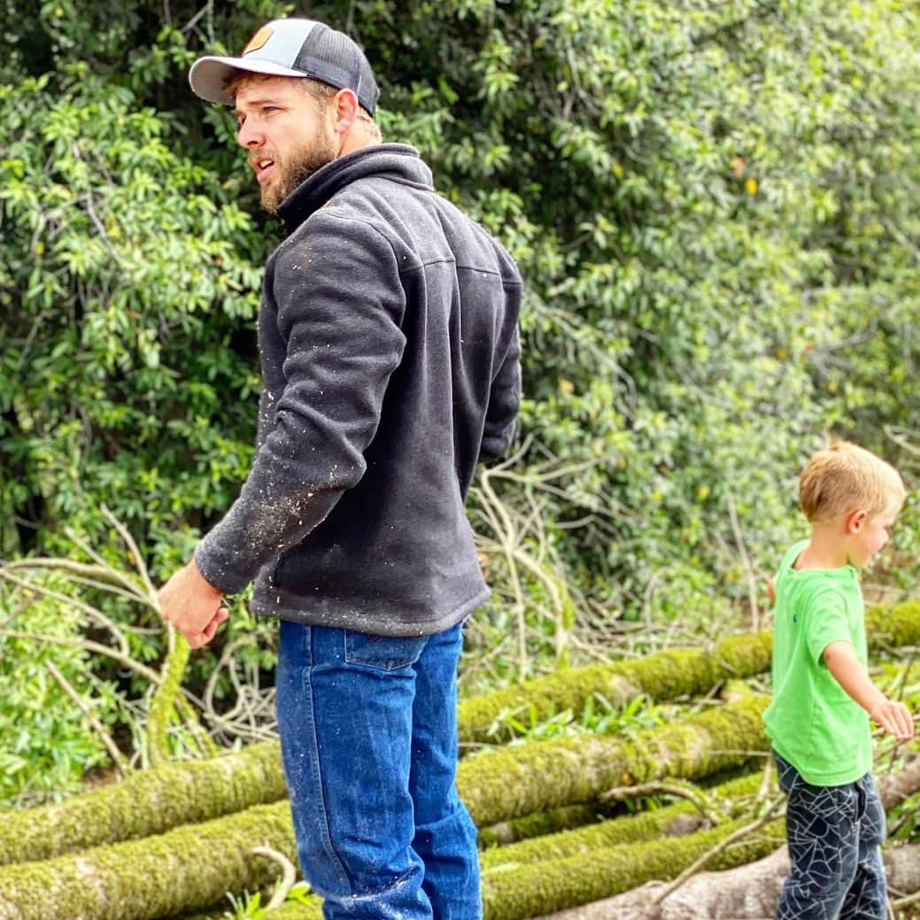 マックス・シエリオットさんのインスタグラム写真 - (マックス・シエリオットInstagram)「Wranglers ✅ American AgCredit jacket ✅  Sawdust in the beard ✅ little boy with a “super rad”, home barbershop mohawk ✅ #tellmeyouliveinthecountrywithouttellingmeyouliveinthecountry  #countryboycansurvive #dadbod #raisethemoutdoors」11月10日 2時09分 - maxthieriot