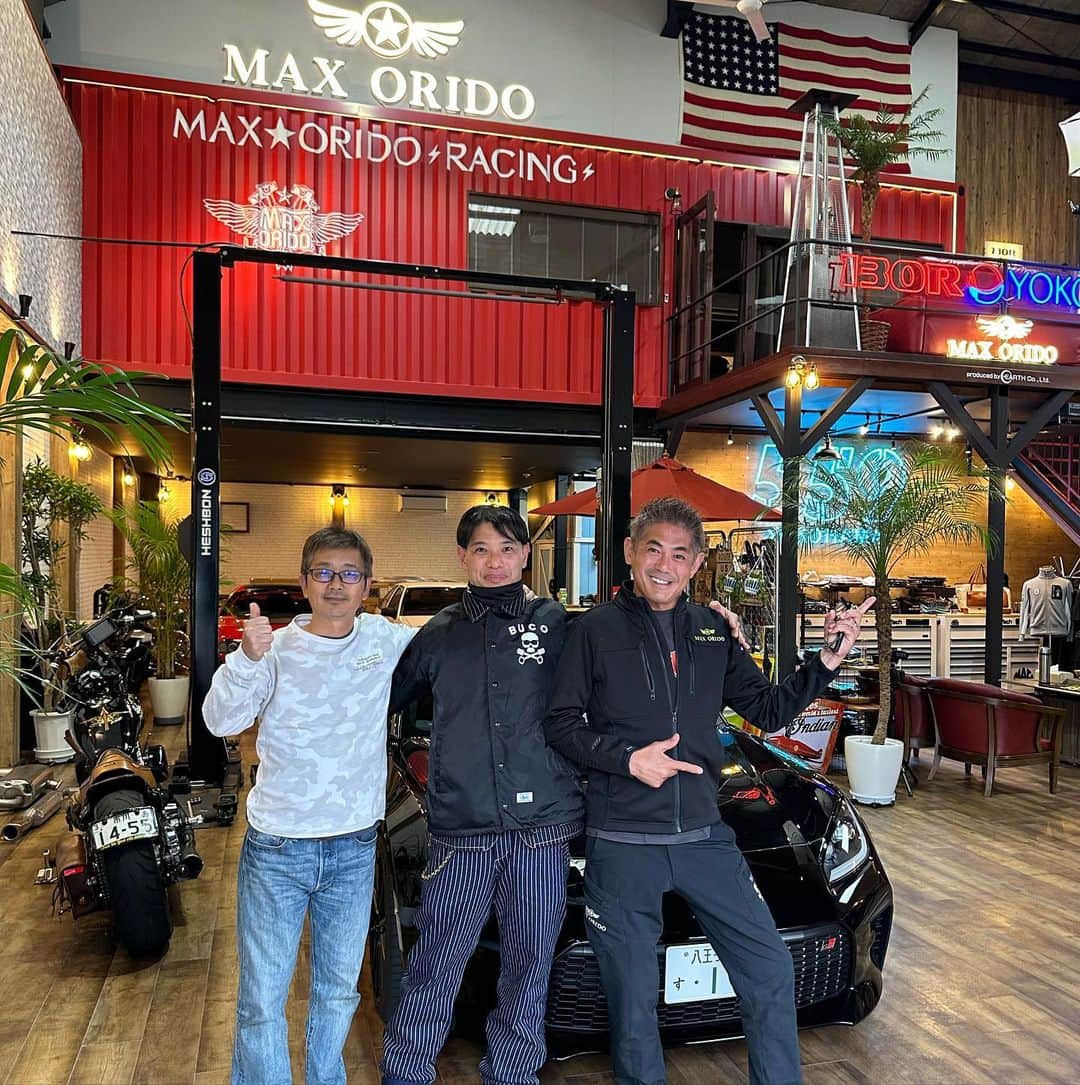 のインスタグラム：「高校の同級生  少年隊から  中年隊へ  30年経って車遊びしてた仲間が またGR86に乗って カスタムへ  エアロパーツは 今日は間に合わなかったけど、 楽しいひと時、  良い歳を取ってるな。  一生、車遊びしたい  #maxorido  @130ryokohama」