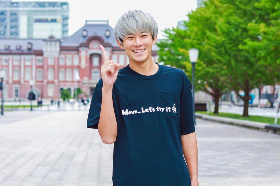 のインスタグラム：「. 【お知らせ】 本日より「3itsuka」の秋シーズンアパレル販売を受注にて開始します✨ 今回のテーマは「ん〜やってみよう☝️」 ランニングにもデイリーにも使える半袖、長袖、パーカーの3種類を作りました。 ・3itsuka Let's try it Tee ・3itsuka Let's try it Long Sleeve ・3itsuka Let's try it Tee foo  普段から「もっとランニングをみんなの身近なアクティビティにしたい」と走る楽しさや魅力を多くの人に伝える活動をしています。 そこで普段着としても運動着としてもどちらのシーンでも着用できるように、機能性の高い生地にシンプルなデザインにしました。 より多くの人に気軽に着ていただけたらと思います。 詳細はプロフィールリンクのHP、YouTubeにて確認してみてね！！ 受注販売期間は20日まで！ 皆さんはどれが好みですか？？  デザインは小松さん @komahiroto  服は松永さん @k_e_n__s.h.i  写真はSayaさん @iam_saya_a にお世話になりました🙏 #3itsuka #アパレル #秋シーズン#んーやってみよう」
