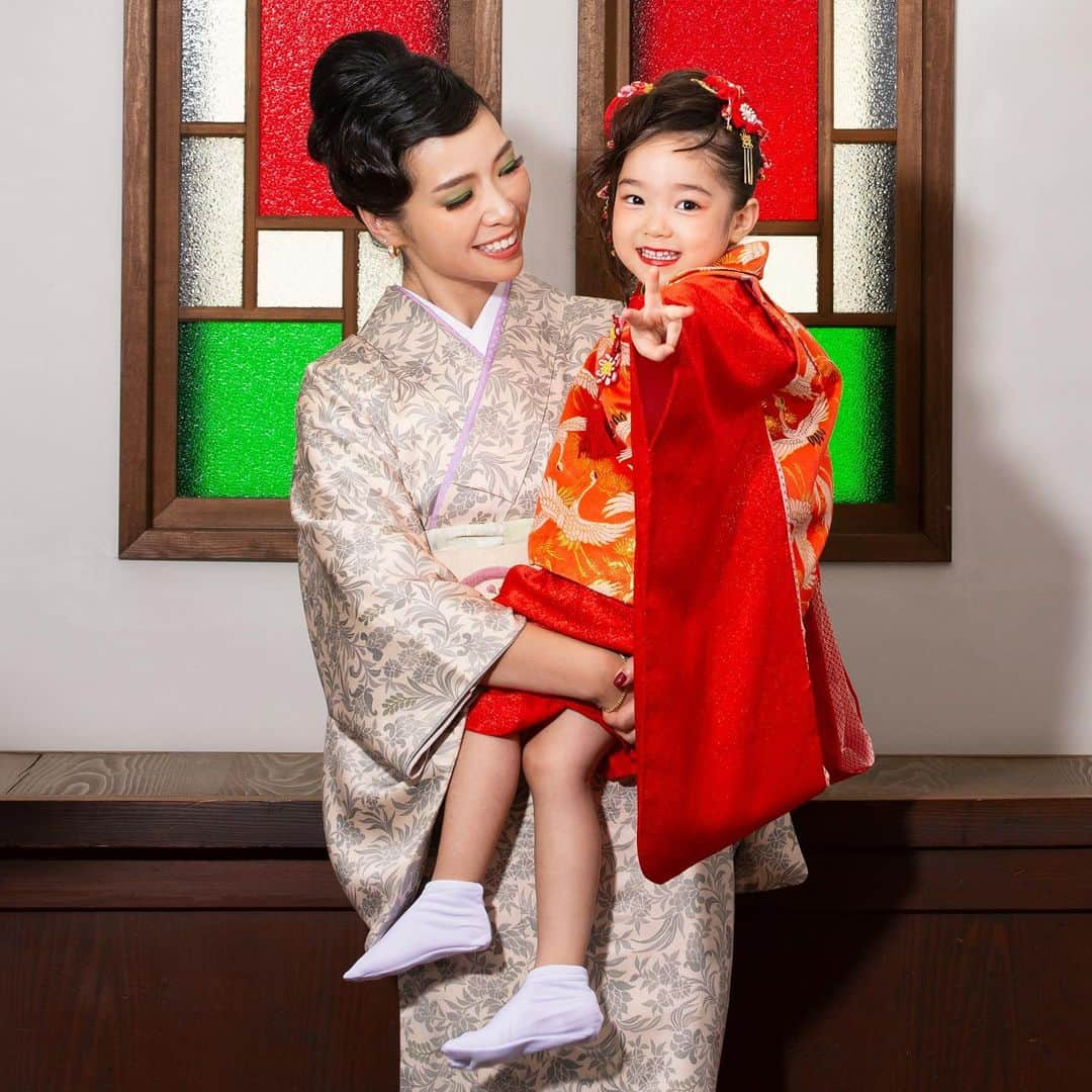 紅蘭のインスタグラム：「七五三撮影をしたよ👧🏻❤️👩🏻  私が3歳の時に着た着物と おばあちゃんの着物を母が実家にとっておいてくれて、 私はおばあちゃんの着物を… 娘は私が30年前に着た着物を…着て家族写真を撮りました👩‍👧❤️  着物って 受け継がれていくからとても素敵だよね👘  撮影した写真を見返して 本当に大きくなったなーと なんだか感動してしまった。 元気な産声を聞いた3年前から 本当にあっという間だった 産まれて来てくれてから 毎日毎日愛おしくてたまらなくて 日に日に私の胸が苦しくなる🥹  七五三おめでとう！ 大好きだよ！愛してるよ！ 生まれてきてくれてありがとう！  ちなみに 娘が着たい着物が他にもあったので私達が選んだ着物バージョンも撮影しました！ 後日またUPさせてください🌹  Thanks as always 💋 Photographer @havitart  Hairmake @elliy25  styling 川田さん  ⚠️BROSKYからのお知らせ⚠️  BROSKYアイクリーム 再入荷決定！！ 明後日、11月11日(金) 9:00〜、21:00〜 ※サーバーダウンを防ぐ為、 同一商品を２ページに分け販売 いたします。 ※在庫数には限りがございますのでお早めに。  皆様のご利用を心よりお待ちしております☺️  #紅蘭 #七五三」