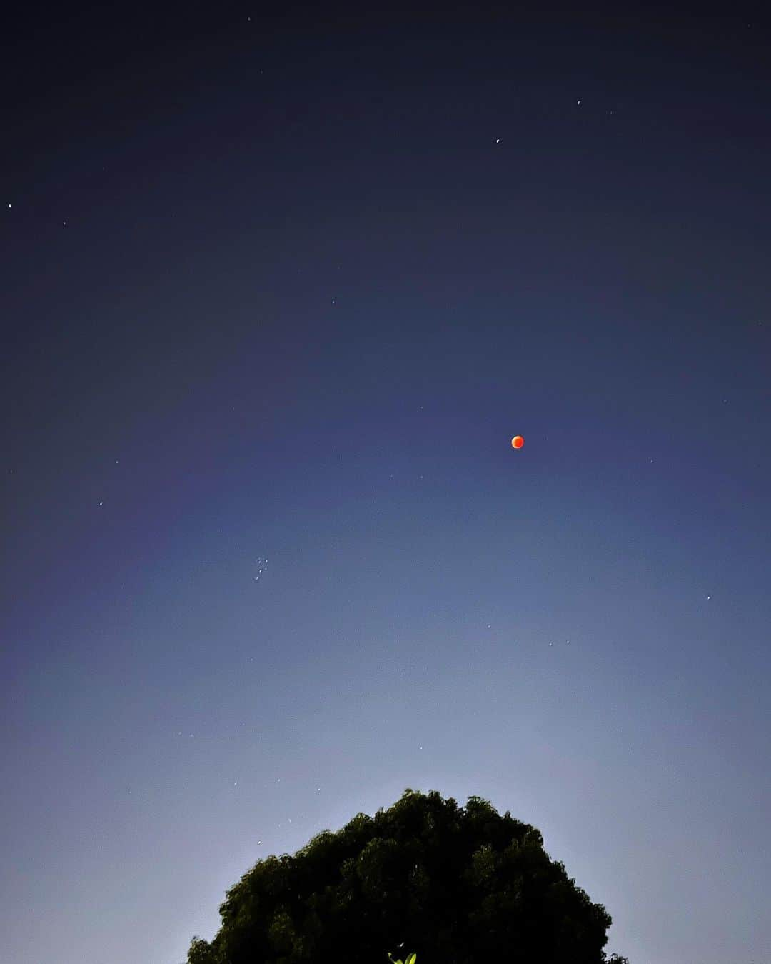 青木英李さんのインスタグラム写真 - (青木英李Instagram)「昨夜の🌘  秋の澄んだ夜空に星も相まって、神秘的な天体ショーでした😌🌟みんなで同じ月を眺めているっていうのがまた素敵。  #満月 #秋の月 #月光浴 #皆既月食 #天王星食 #天体観測」11月9日 18時38分 - eriaoki_official