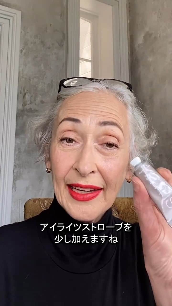 rms beautyのインスタグラム：「. ニューヨークのメイクアップアーティスト、 rms beauty 創設者の ローズ・マリーの 秋冬メイクをご紹介します✨  【ローズ・マリーの秋冬メイク】  ✔︎ ベースメイク  ❶ラディアンスロッキングプライマー 1〜2プッシュを手に取り 顔全体に伸ばします。  ❷ナチュラルフィニッシュリキッドファンデーション 両手にとって外側に向かって馴染ませて。 気になるシミは、スポンジにとってポイントカバー。  ❸アンカバーアップ 肌より少し明るめの色を 目の周りの影になっている部分だけに 少し指でのせます。  ❹アンパウダー スポンジにとって ポンポンと軽くたたきます。  ✔︎ カラーメイク  ❶リップスティック（rmsレッド） ※ティントデイリーリップバーム クリムゾンレーンは 現在日本では販売しておりません。  ❷アイライツ（ストローブ） ほんの少しをまぶたの中央におき ポンポンと指で馴染ませます。  肌にやさしく 上品で洗練されたメイクが完成します💫 秋冬のメイクに、ぜひ取り入れてみてください！  .  ローズマリーのメイクで 気になるアイテムはありますか？  もしあれば、コメントで教えてくれるとうれしいです🥰  #rmsbeauty #rmsbeautyjapan #アールエムエス #rmsプライマー #rmsリキッドファンデーション #ベースメイク #ベースメイクアップ #ベースメイクアイテム #ベースメイク #リキッドファンデーション #プライマー #スキンケアコスメ #スキンケアメイク #ナチュラルコスメ #メイクアップ動画 #メイク術  #メイク動画」