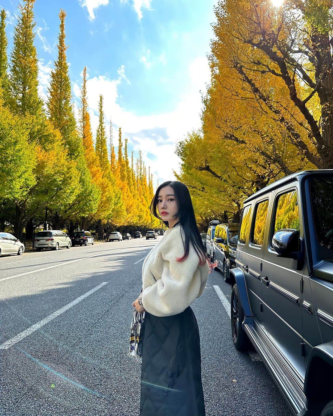 megbabyのインスタグラム：「今年もこの季節がやってきたね🍂  凛として まっすぐな イチョウ並木が 背筋ピンとさせてくれる👩🏻  #MEGOODアサカツ  今日2024年までのMEGOODでの計画を会議したんだけど未来が明るすぎて眩しいくらい😂🫢🫣✨ あ〜早く言いたい🫢🫢🫢💛」