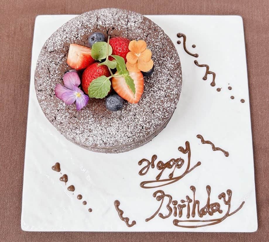 レストランKIYOMIZU東山庭さんのインスタグラム写真 - (レストランKIYOMIZU東山庭Instagram)「誕生日や記念日にケーキはいかがでしょうか？大切な記念日にケーキを ご用意しますので、お気軽にお声掛けください❣️ ————————————————————————  【レストラン営業時間】  ◎Dinner 17:00～21:30（LO20:00）  ※定休日／月曜日・火曜日   【ご予約方法】 プロフィール欄 URL より受付中 ▶ higashiyama.garden   電話予約も承っております ▶050-3159-6517 ————————————————————————  #higashiyamagarden #ヒガシヤマガーデン #東山庭 #kiyomizu京都東山 #京都東山 #京都グルメ #京都ディナー #京都観光 #京都レストラン #京都フレンチ #プロポーズ」11月9日 19時05分 - higashiyama.garden