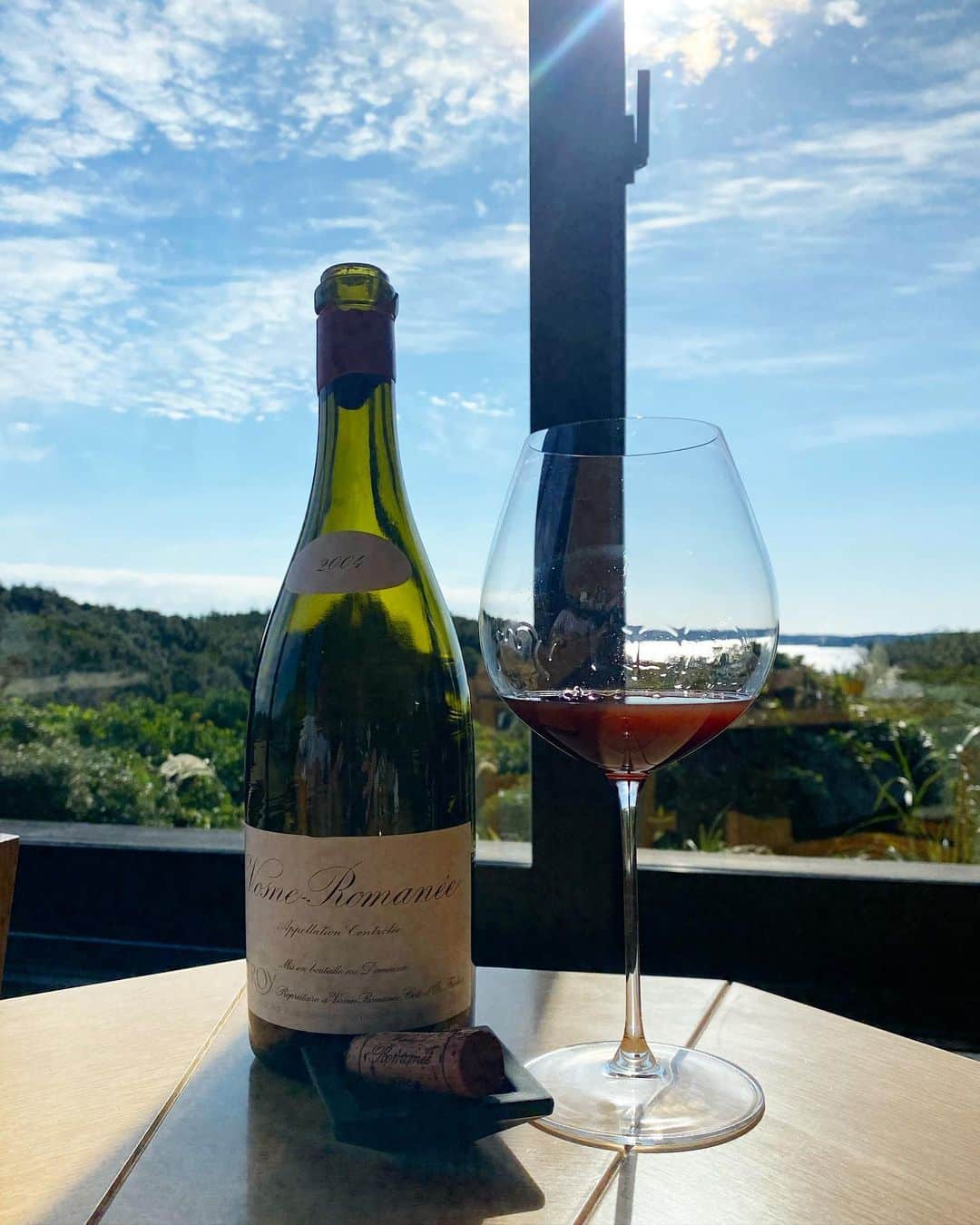 冨張愛のインスタグラム：「ワインエキスパート試験に 合格いたしました🍷✍️💮 さかのぼるところ半年程前から勉強を開始し 8月一次試験筆記、10月二次試験テイスティングを終え 無事一発でとることができました。本当に嬉しい☺️🙌 よく話題になる近年のワイン価格の高騰ですが 世界中の素晴らしいものに触れてきた沢山の人々が 魅了される"ワイン"って一体どんなものなのだろう。と 気になって仕方がなくなってしまった私。 2年ほど前、とある1本の白ワインを頂く機会があり 頂いたら最後、その夜の感動が忘れられず ハマるとその事ばかり...な性格なので🤭 飲むだけでなく生産者や作り方について 調べることが趣味となり お友達に紹介してもらったスクールの授業を 気軽な気持ちで受けた事が受験のきっかけでした🗒 一次試験はとくに仕事以外の時間かなり勉強しましたが もともと勉強好きなので笑 教本や問題集、単語カードと睨めっこの毎日は 振り返ってみればとても楽しく充実した時間でした。 ワインの魅力を教えてくれた私の師匠🐈‍⬛ スクールを紹介してくれたお友達 @vinosity0124 @kaho.seino  一次試験対策で地図と共に大変分かりやすい 講義をして下さったワインスクールの先生 二次試験対策のカリスマ授業 勉強の仕方とコツを教えてくれた幼馴染夫妻 本当に感謝しております。 いくつになっても学ぶって、夢中になるって 良いなぁと改めて。 勉強してみてよりワインが好きになりました😚🍾 写真は鳥肌が止まらなった衝撃的な感動ワインです... 貴重な体験をさせて頂きました😭🙏  #wineexpert #ワインエキスパート」