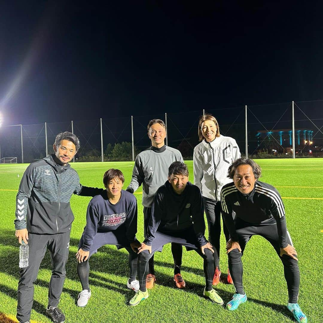 山根恵里奈さんのインスタグラム写真 - (山根恵里奈Instagram)「🗓2022.11.8  ✨⚽️感動のお時間⚽️✨  Jリーグ、日本サッカー界の偉大な大先輩の皆さまと ピッチでご一緒させていただきました🙇‍♀️  大変光栄… いえ、恐縮でございました😫  いまお写真を見返しても 「うわぁーきゃぁー🥹」と叫ぶばかり この気持ちをどこへ持って行ったらいいのやら 感動がまだまだ消えずはしゃぎすぎな私です (こんなやつで本当にすみません🤢)  一緒にサッカーをさせていただいたり⚽️🧤 そしていろんなお話もさせていただいたり…  夢のようなお時間をありがとうございました🥹  私、このまましばらくの間 この感動に浸らせていただきます…🥺✨  #羽生直剛 さん #石川直宏 さん #佐藤勇人 さん #山岸智 さん #河野広貴 さん #おまけ #やまね  #Jリーグ #jleague  #日本代表 #samuraiblue  #なでしこリーグ #nadeshiko #OB #OG」11月9日 19時16分 - erina.yamane