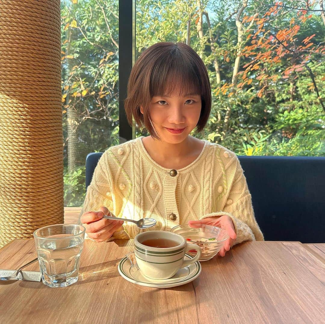 湯浅かえでさんのインスタグラム写真 - (湯浅かえでInstagram)「なっちゃん @nachadshaw に会った！！ なっちゃんといるとふわふわゆるゆるにまにま… ぬぼーっとしちゃうな。 そんな気の抜けた顔をお届けします🥸💁‍♀️」11月9日 19時20分 - kaede_yuasa