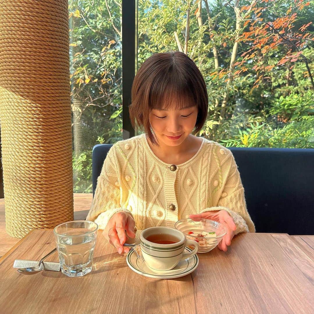 湯浅かえでのインスタグラム：「なっちゃん @nachadshaw に会った！！ なっちゃんといるとふわふわゆるゆるにまにま… ぬぼーっとしちゃうな。 そんな気の抜けた顔をお届けします🥸💁‍♀️」